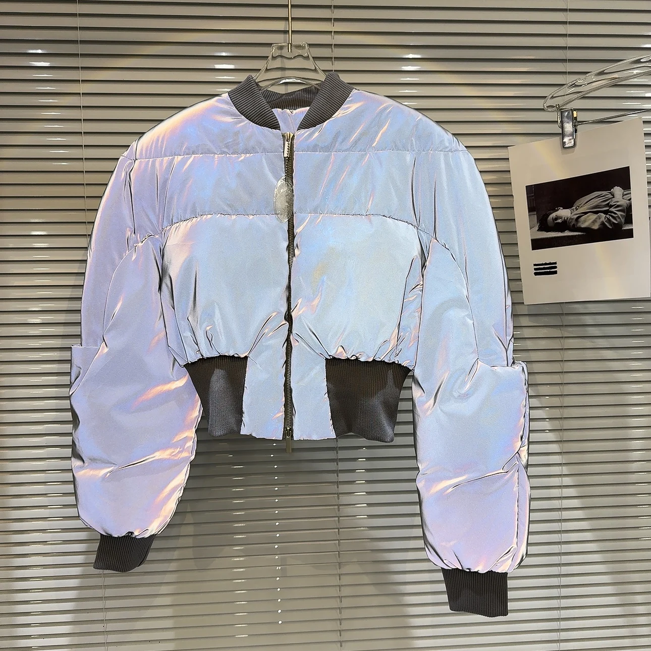 Куртка-бомбер Street Style с глянцевым светоотражающим дизайном, темная, для дерзких девушек, хлопковая, на молнии, с длинными рукавами, воротником-стойкой, укороченная
Куртка-бомбер Street Style с глянцевым светоотражающим дизайном, темная, для дерзких девушек, хлопковая, на молнии, с длинными рукавами, воротником-стойкой, укороченная