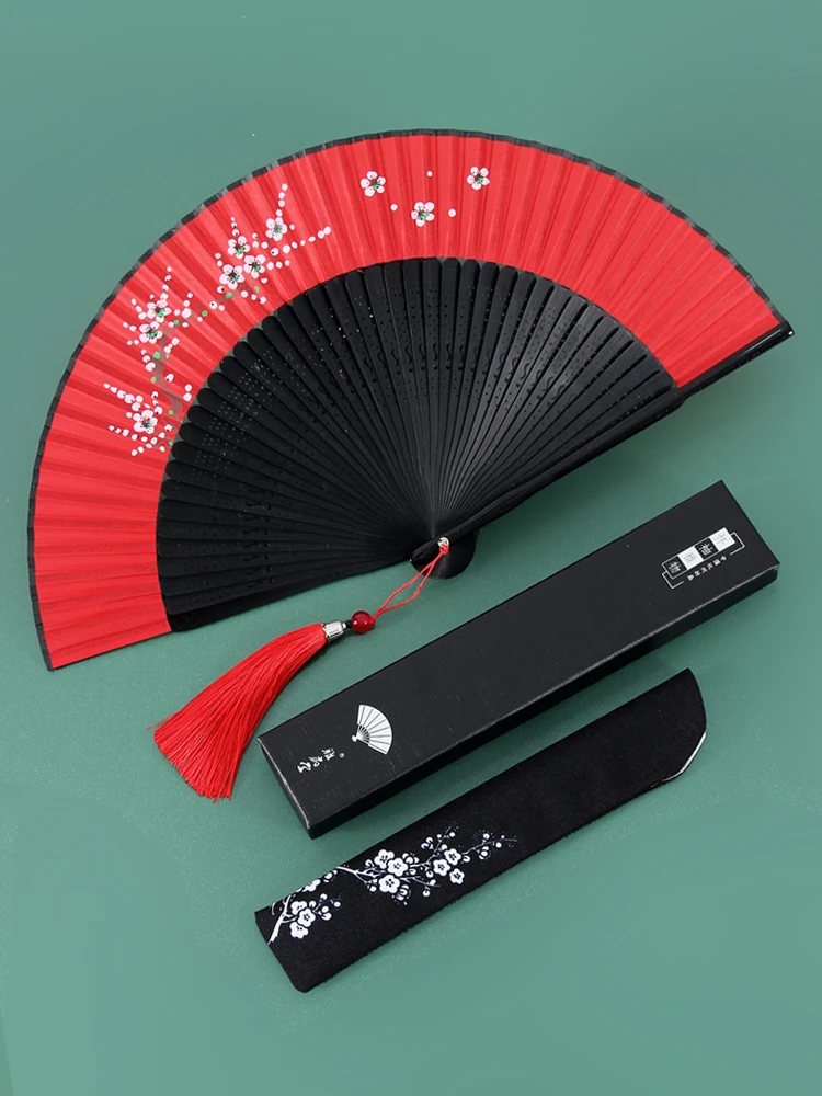Элегантный портативный веер в традиционном китайском стиле для женщин, красный шелковый веер, идеально подходящий для лета.
Элегантный портативный веер в традиционном китайском стиле для женщин, красный шелковый веер, идеально подходящий для лета.