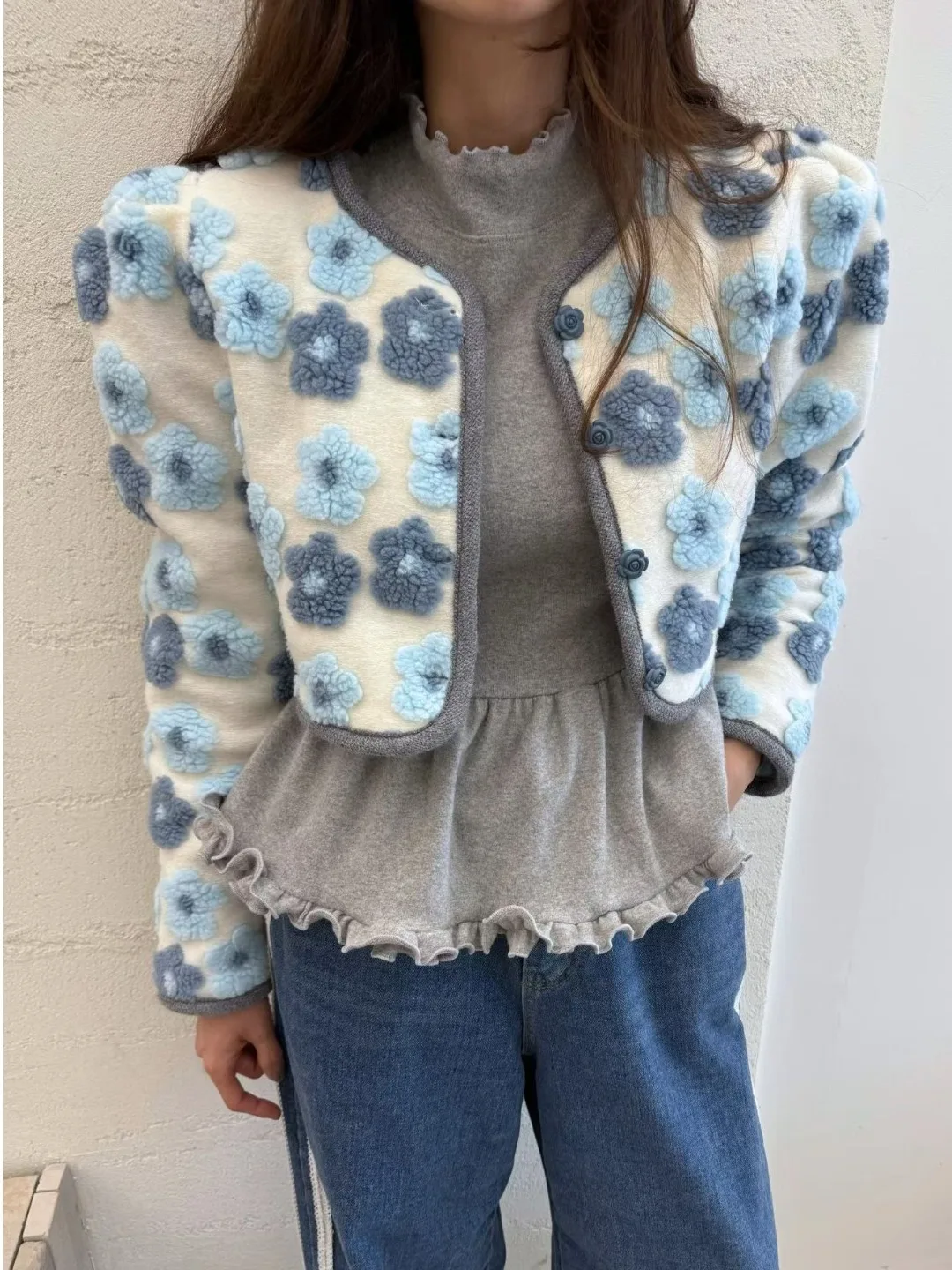 Женский модный кардиган из овечьей шерсти с эффектом омоложения, с объемными рукавами-фонариками, дизайнерская новинка, короткое пальто с 3D цветами в корейском стиле
Женский модный кардиган из овечьей шерсти с эффектом омоложения, с объемными рукавами-фонариками, дизайнерская новинка, короткое пальто с 3D цветами в корейском стиле