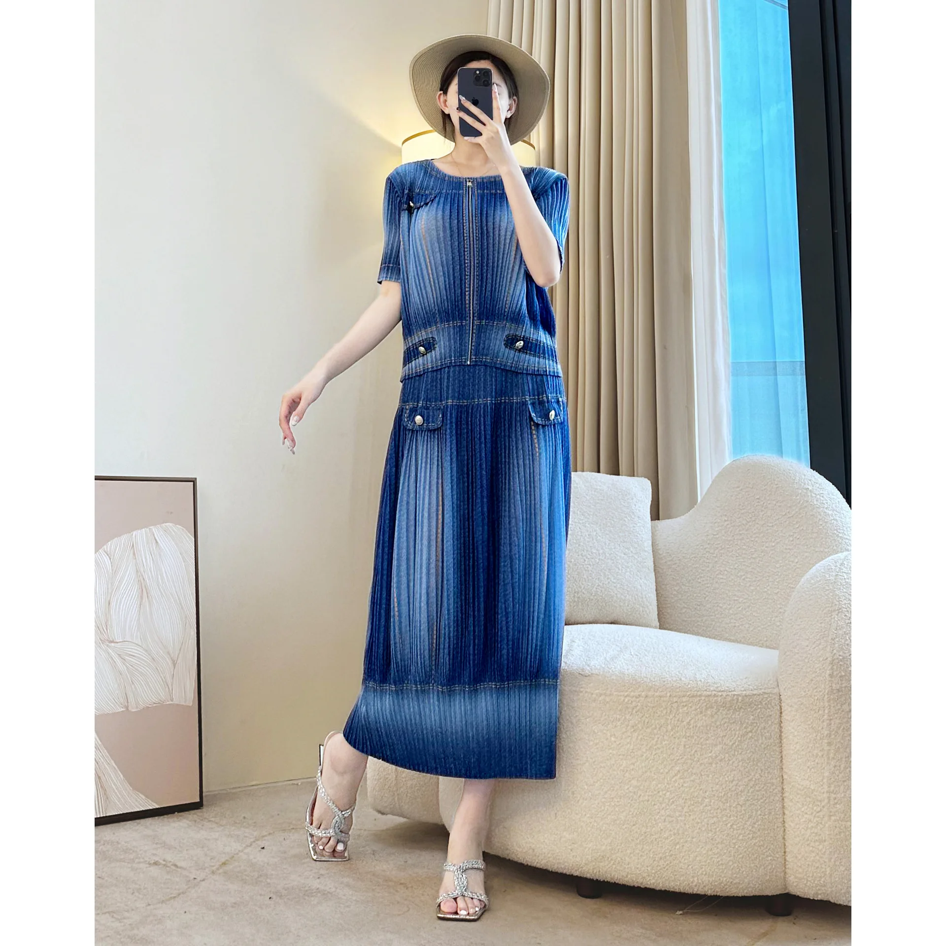 Miyake Niche Chic Летний плиссированный женский комплект из двух предметов с круглым вырезом на молнии и короткими рукавами + прямая юбка 
Miyake Niche Chic Летний плиссированный женский комплект из двух предметов с круглым вырезом на молнии и короткими рукавами + прямая юбка