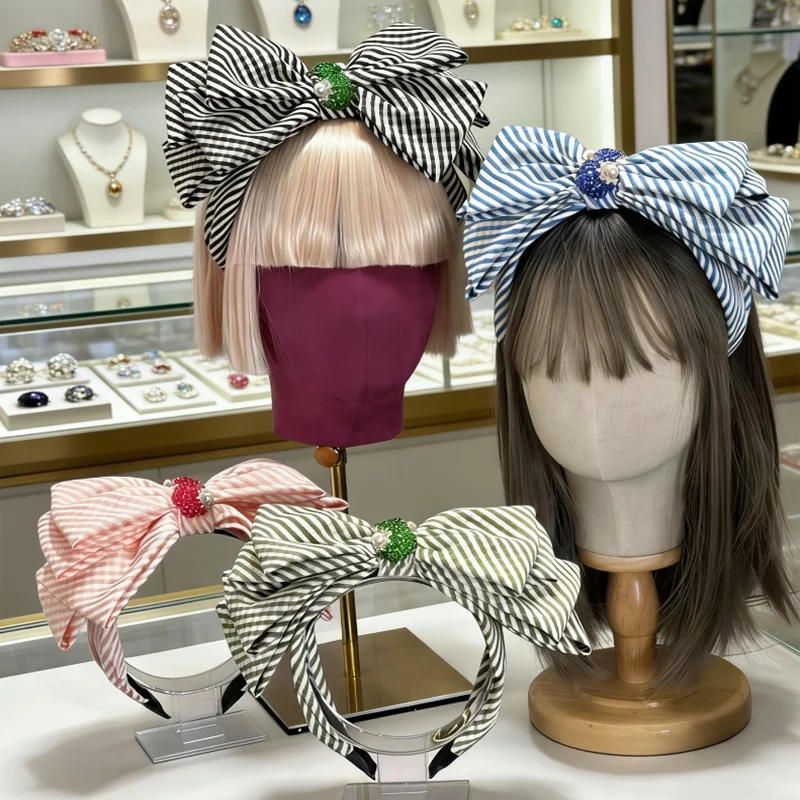 Повязка для волос в стиле ретро с маленьким клетчатым узором, большим бантом и цветными стразами, аксессуар для путешествий
Повязка для волос в стиле ретро с маленьким клетчатым узором, большим бантом и цветными стразами, аксессуар для путешествий