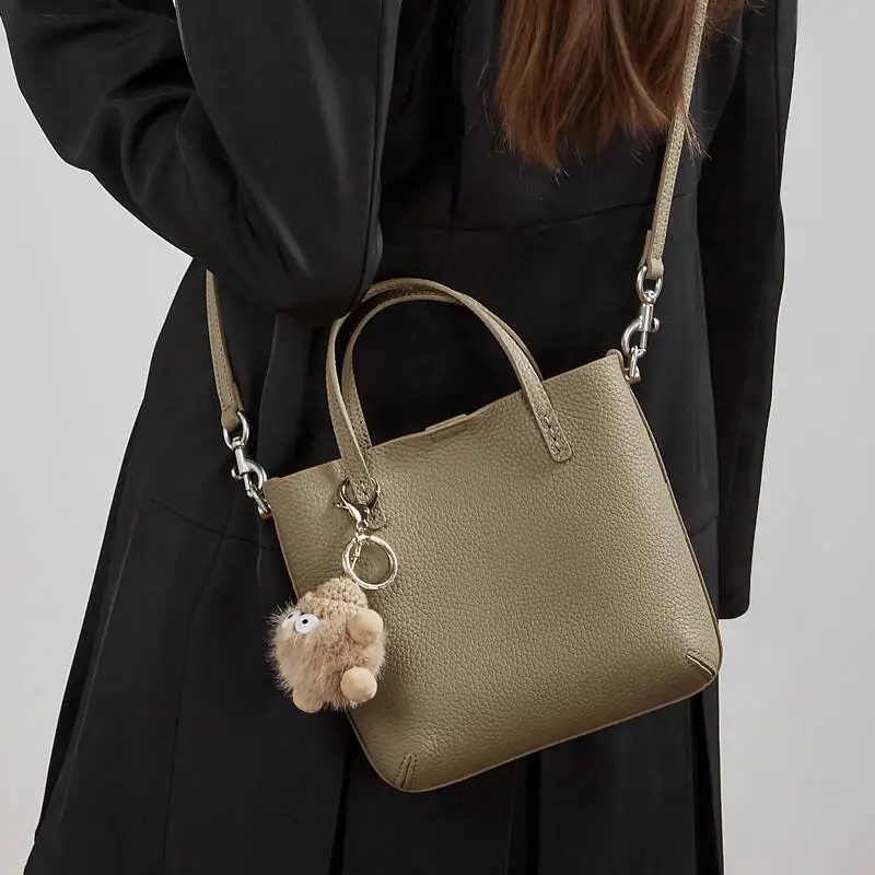2026 New Fashion Simple Handheld Bucket Bag Women's New Summer Trend Large Capacity Versatile Commuting Single Shoulder Cross
2026 New Fashion Simple Handheld Bucket Bag Women's New Summer Trend Large Capacity Versatile Commuting Single Shoulder Cross