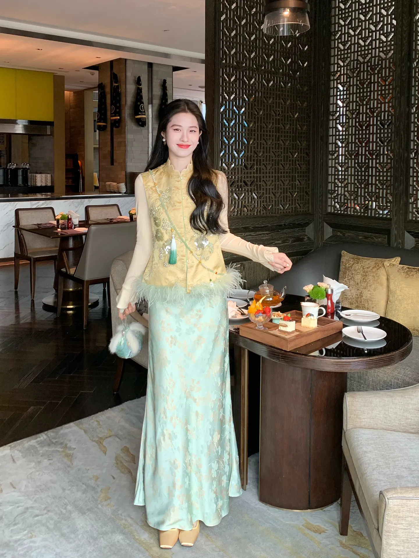 Новый китайский женский зимний модный комплект Lingan Zhihe: хлопковая куртка и юбка с кружевной отделкой и цветочной вышивкой
Новый китайский женский зимний модный комплект Lingan Zhihe: хлопковая куртка и юбка с кружевной отделкой и цветочной вышивкой