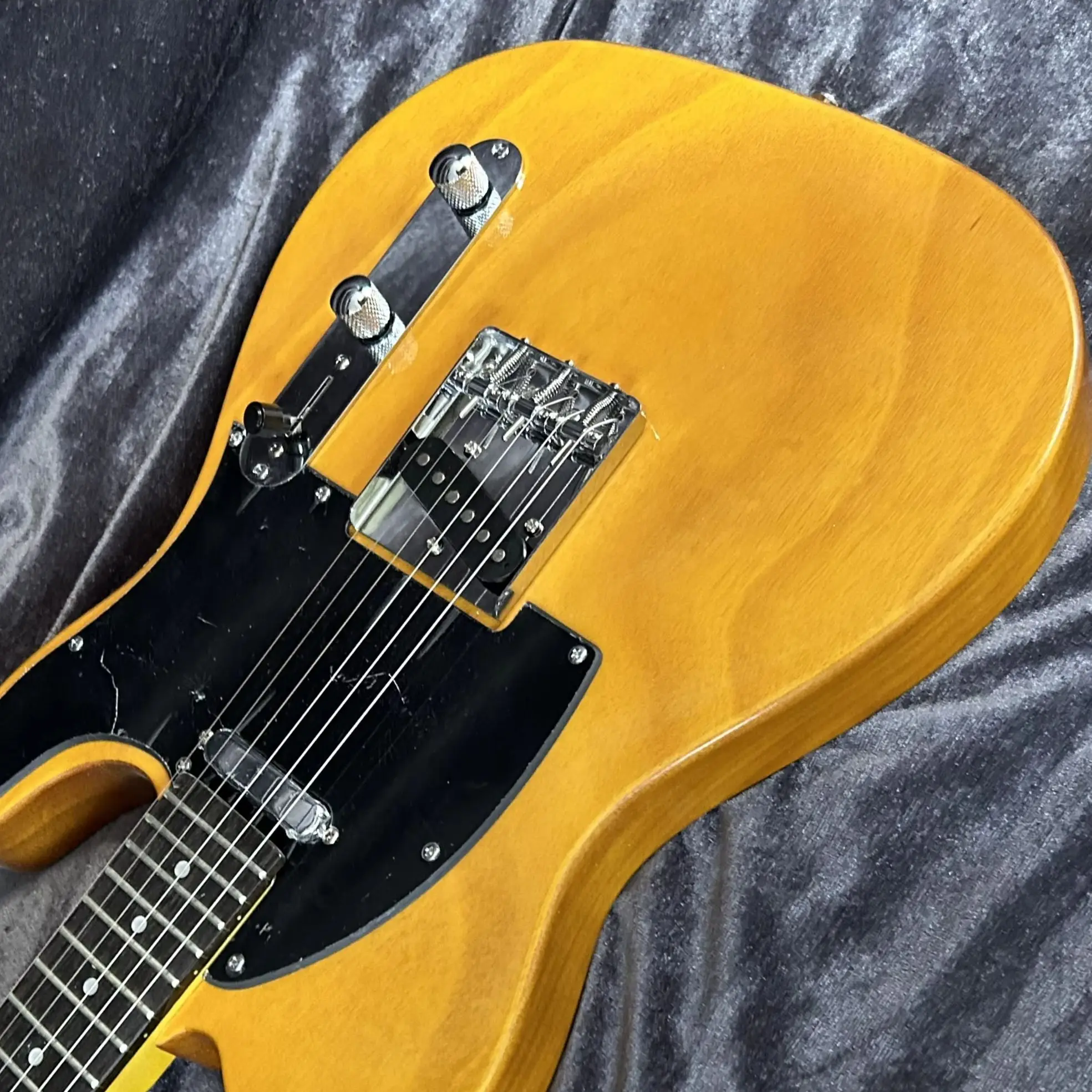 Hot Sale Electric Guitars Transparent Yellow Color Mahogany Body Rosewood Fretboard 22 Frets
Hot Sale Electric Guitars Transparent Yellow Color Mahogany Body Rosewood Fretboard 22 Frets