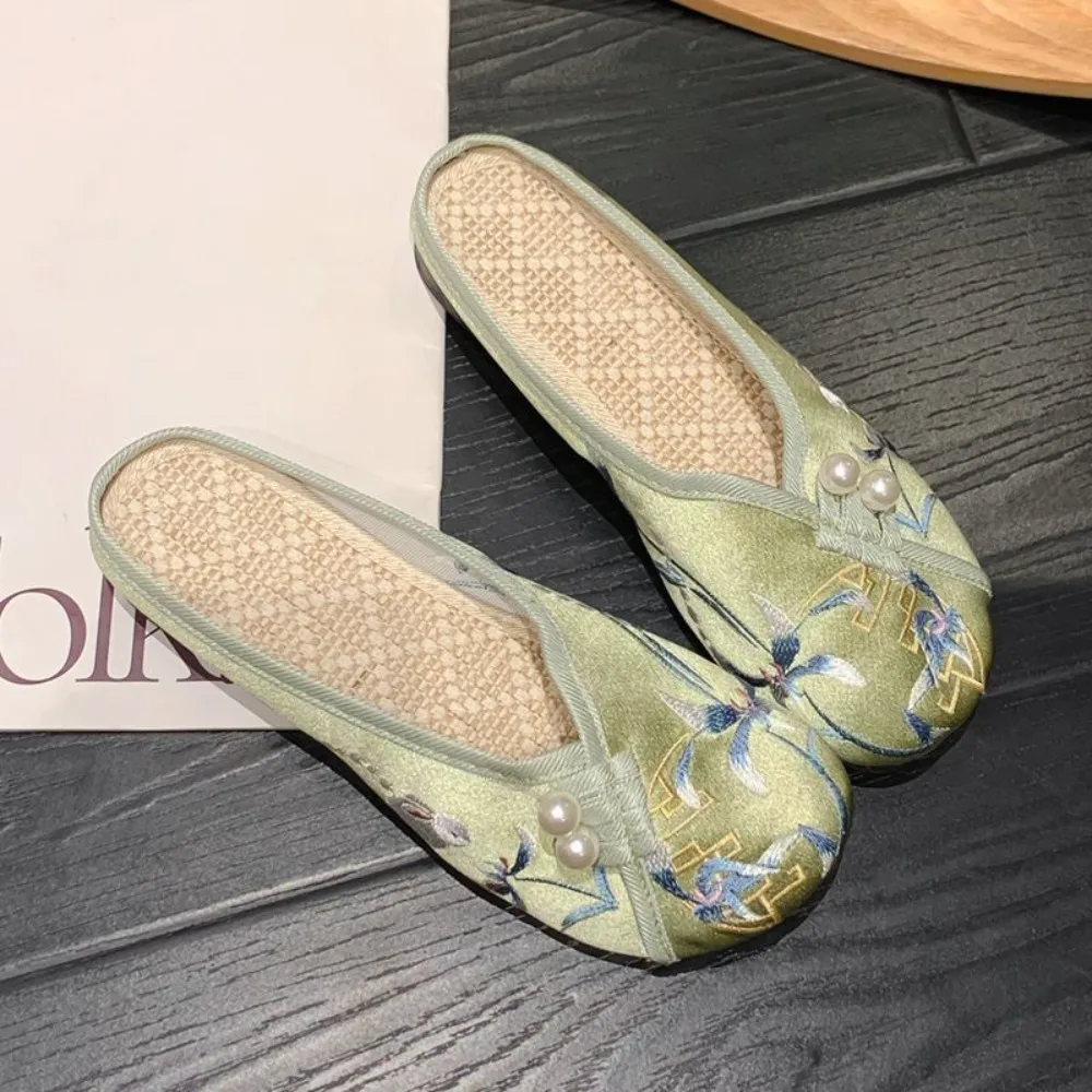 Flower Embroider Hanfu Slippers Soft Bottom Vintage Ethnic Style Baotou Slippers Non-Slip Pearl Satin Sandals Hanfu Accessories
Flower Embroider Hanfu Slippers Soft Bottom Vintage Ethnic Style Baotou Slippers Non-Slip Pearl Satin Sandals Hanfu Accessories