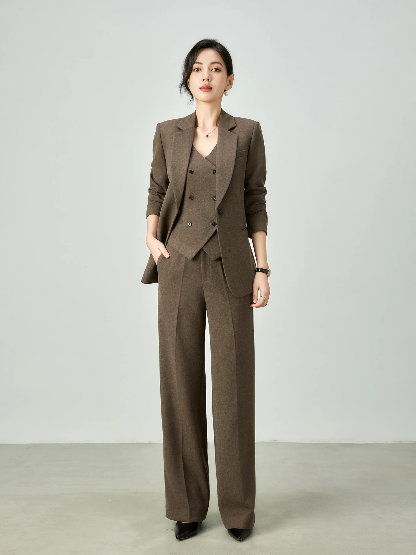 Женский деловой костюм Ele Busin: утепленный комплект из трех предметов для осени и зимы, цвет чайный коричневый, для профессионального гардероба и повседневной носки, полный комплект.
Женский деловой костюм Ele Busin: утепленный комплект из трех предметов для осени и зимы, цвет чайный коричневый, для профессионального гардероба и повседневной носки, полный комплект.