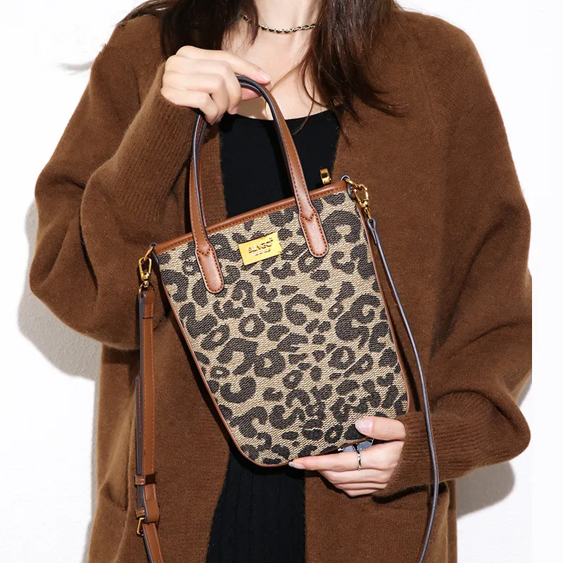 Leopard Print Fashion Handbag Female New Retro Brand Designer All-match Women Shoulder Bag Trend Texture Commuter Crossbody Bags
Leopard Print Fashion Handbag Female New Retro Brand Designer All-match Women Shoulder Bag Trend Texture Commuter Crossbody Bags