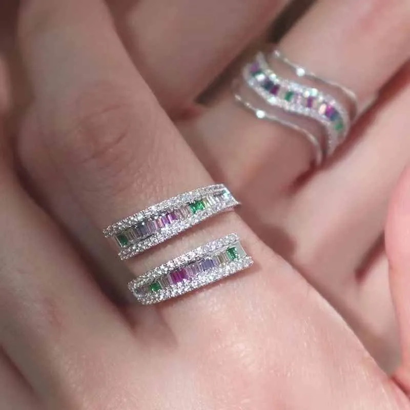 Новые оригинальные дизайнерские трендовые кольца с радужными бриллиантами для женщин, серебро 925, легкое роскошное многослойное стильное глянцевое кольцо, ювелирное изделие, подарок
Новые оригинальные дизайнерские трендовые кольца с радужными бриллиантами для женщин, серебро 925, легкое роскошное многослойное стильное глянцевое кольцо, ювелирное изделие, подарок