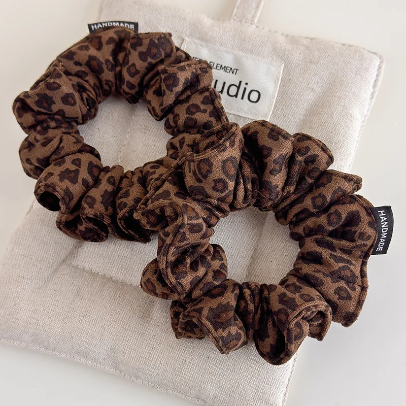 1pcs Leopard Print Suede Small Scrunchies Korean New Minimalist Hair Ties for Women Girls Bun Ponytail Holder Elegant Daily
1pcs Leopard Print Suede Small Scrunchies Korean New Minimalist Hair Ties for Women Girls Bun Ponytail Holder Elegant Daily