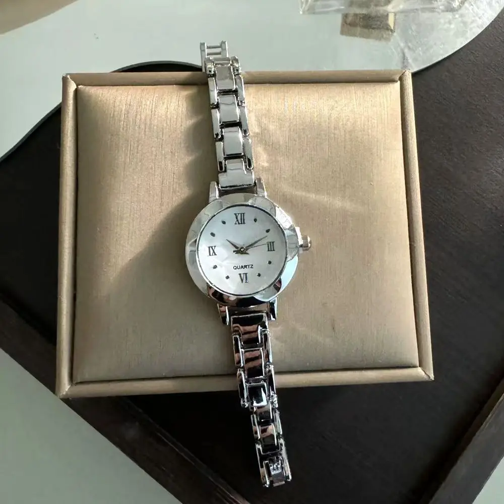 Элегантные женские часы с маленьким круглым циферблатом, роскошные золотые наручные часы для женщин, женские кварцевые часы, наручные часы Montre Femme
Элегантные женские часы с маленьким круглым циферблатом, роскошные золотые наручные часы для женщин, женские кварцевые часы, наручные часы Montre Femme