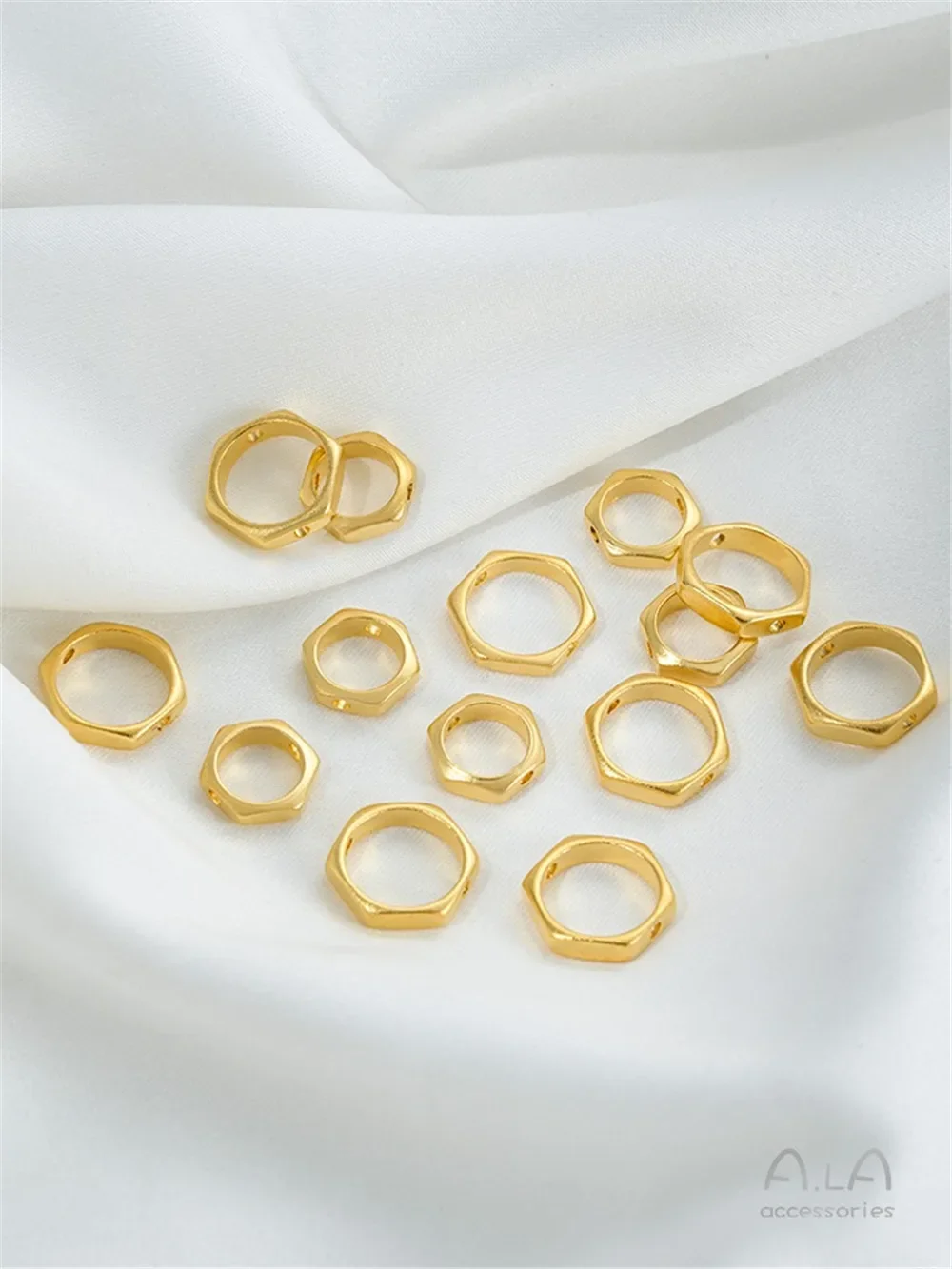 Sand Gold Hexagonal Hexagram Set Bead Ring Handmade Beaded Bead Spacer DIY Hand Necklace Jewelry Accessories
Sand Gold Hexagonal Hexagram Set Bead Ring Handmade Beaded Bead Spacer DIY Hand Necklace Jewelry Accessories