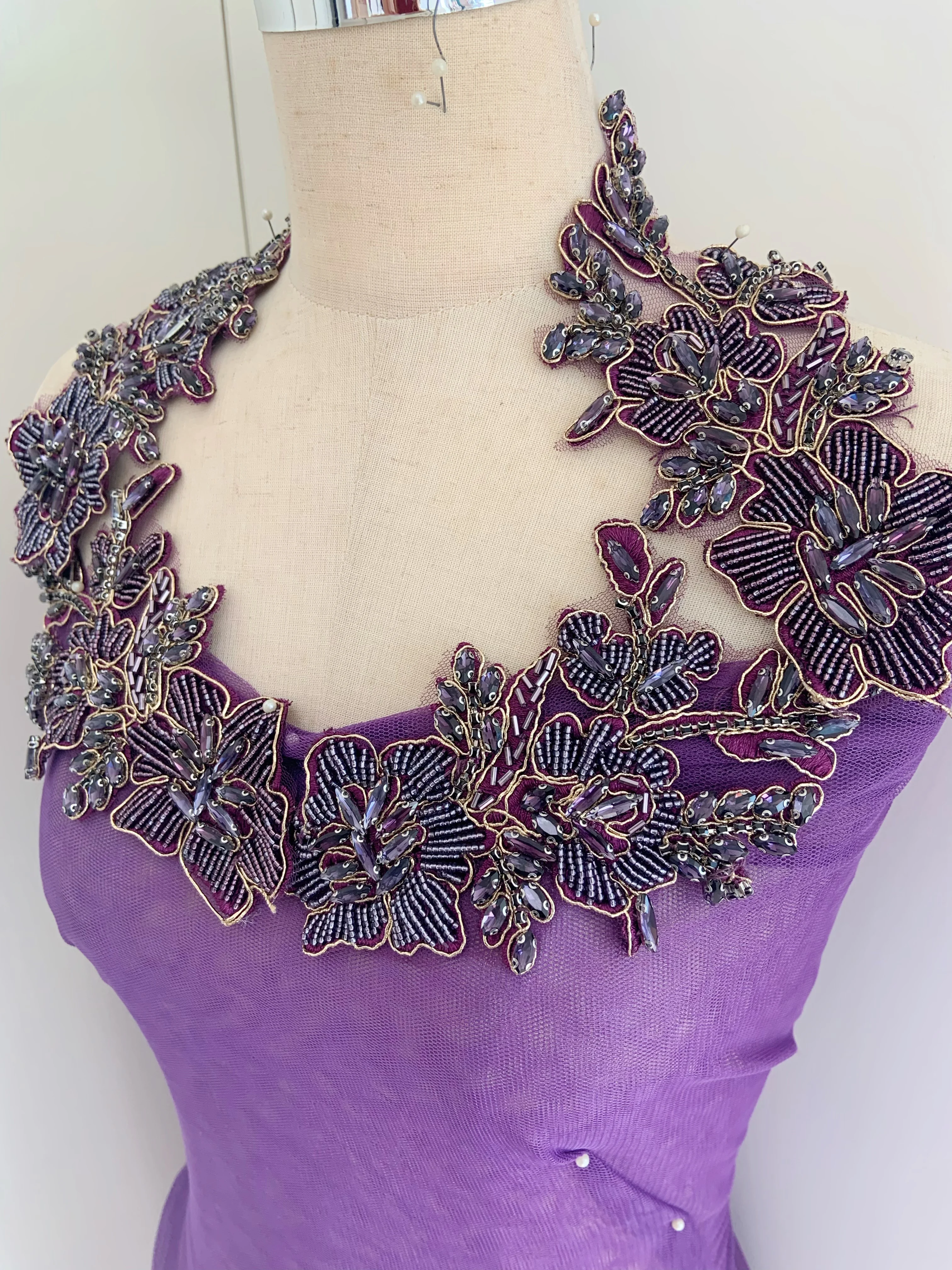 Фиолетовая аппликация со стразами, нашивка на лиф ручной работы со стразами и 3d цветами, тяжелая аппликация из бисера для танцевального костюма от кутюр
Фиолетовая аппликация со стразами, нашивка на лиф ручной работы со стразами и 3d цветами, тяжелая аппликация из бисера для танцевального костюма от кутюр