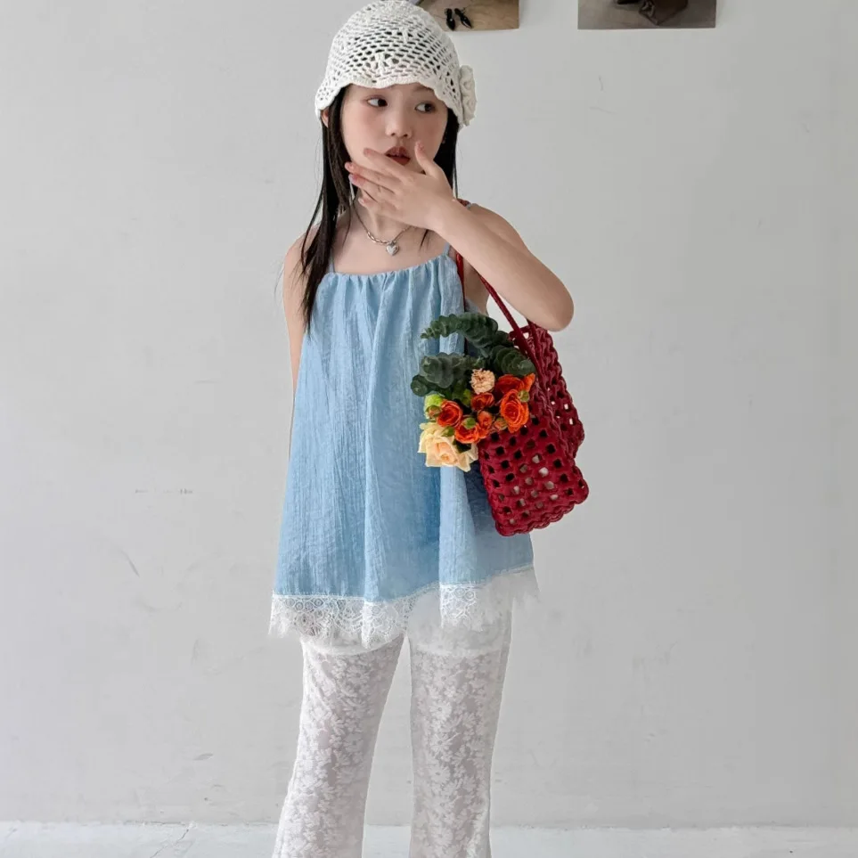 Модный летний комплект для девочек 2026: топ-майка без рукавов в корейском стиле с кружевными вставками и синими расклешенными брюками
Модный летний комплект для девочек 2026: топ-майка без рукавов в корейском стиле с кружевными вставками и синими расклешенными брюками