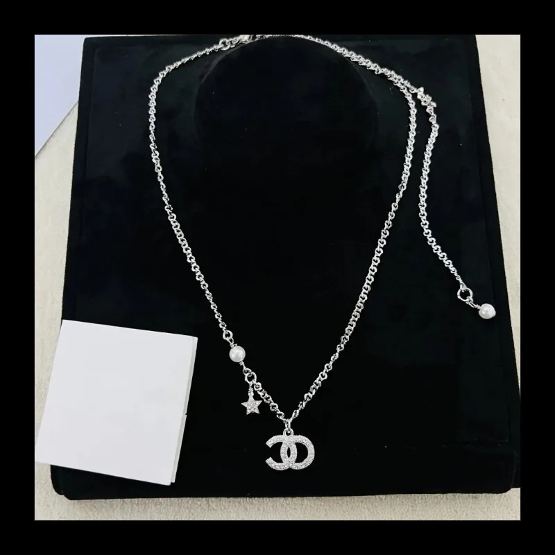 Колье C Home Classic Star-shaped CC с подвеской в форме звезды, полностью инкрустированной бриллиантами, модное, легкое, роскошное, с длинной цепочкой и подвеской-буквой
Колье C Home Classic Star-shaped CC с подвеской в форме звезды, полностью инкрустированной бриллиантами, модное, легкое, роскошное, с длинной цепочкой и подвеской-буквой