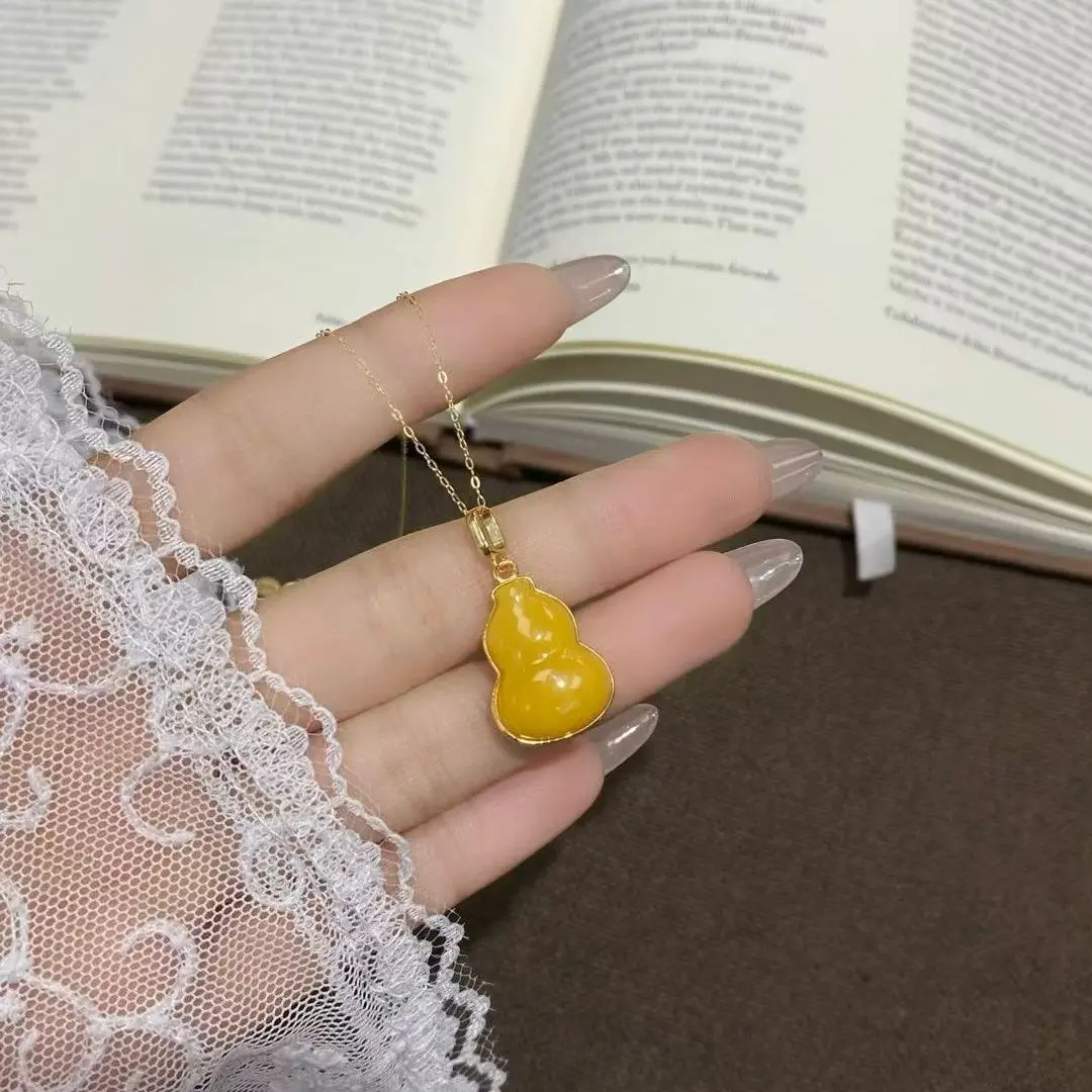 Natural Silver Beeswax Gourd Pendant Chicken Oil Yellow Pendant Necklace Sweater Clavicle Necklace with Gift Box
Natural Silver Beeswax Gourd Pendant Chicken Oil Yellow Pendant Necklace Sweater Clavicle Necklace with Gift Box