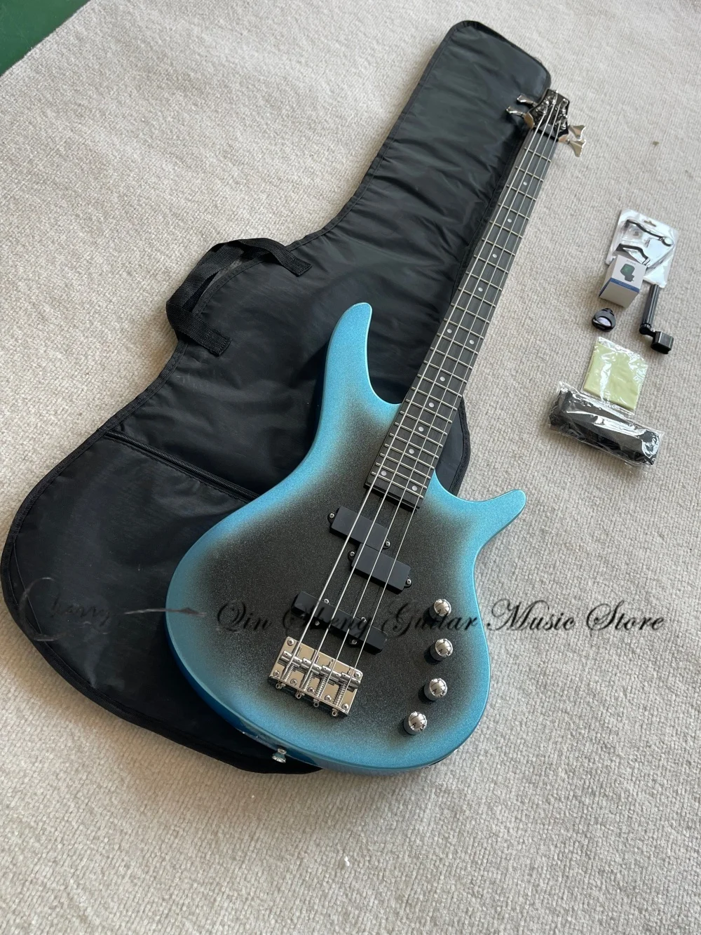 4 strings metal blue bass guitar, black solid wood body with maple neck, fixed bridge, included bass bag and tuning clips
4 strings metal blue bass guitar, black solid wood body with maple neck, fixed bridge, included bass bag and tuning clips