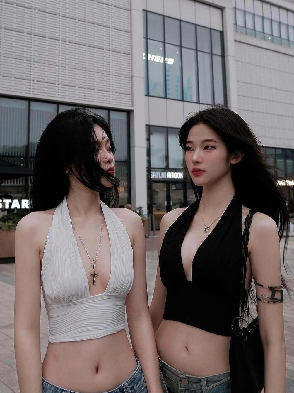 Sling vest women's black sexy deep V neck springsummer wear short slim fit American fashion versatile sleeveless top solid color
Sling vest women's black sexy deep V neck springsummer wear short slim fit American fashion versatile sleeveless top solid color