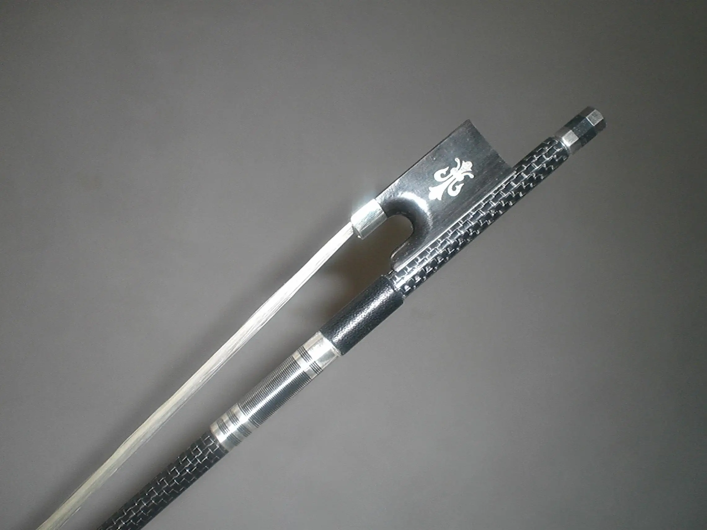 1 PCs Strong Violin Bow 4/4 Pro SILVER Color WIRE Inlay Carbon Fiber Bow with Ebony Frog
1 PCs Strong Violin Bow 4/4 Pro SILVER Color WIRE Inlay Carbon Fiber Bow with Ebony Frog