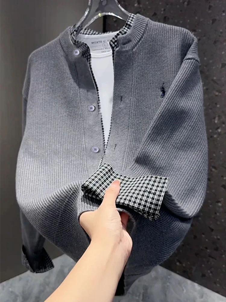 Осенний новый мужской вязаный свитер с воротником-стойкой, повседневная верхняя одежда простого дизайна, длинная молодежная мода
Осенний новый мужской вязаный свитер с воротником-стойкой, повседневная верхняя одежда простого дизайна, длинная молодежная мода