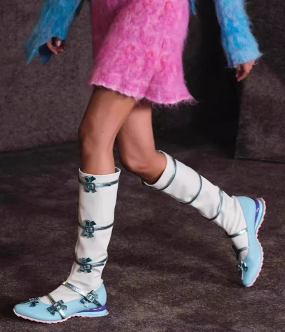 Прохладный стиль девушки, белый бирюзовый лакированный сапоги до колена с острым носком, ремни с бантом, пастельные цветные блоки, милый милый стиль для косплея
Прохладный стиль девушки, белый бирюзовый лакированный сапоги до колена с острым носком, ремни с бантом, пастельные цветные блоки, милый милый стиль для косплея