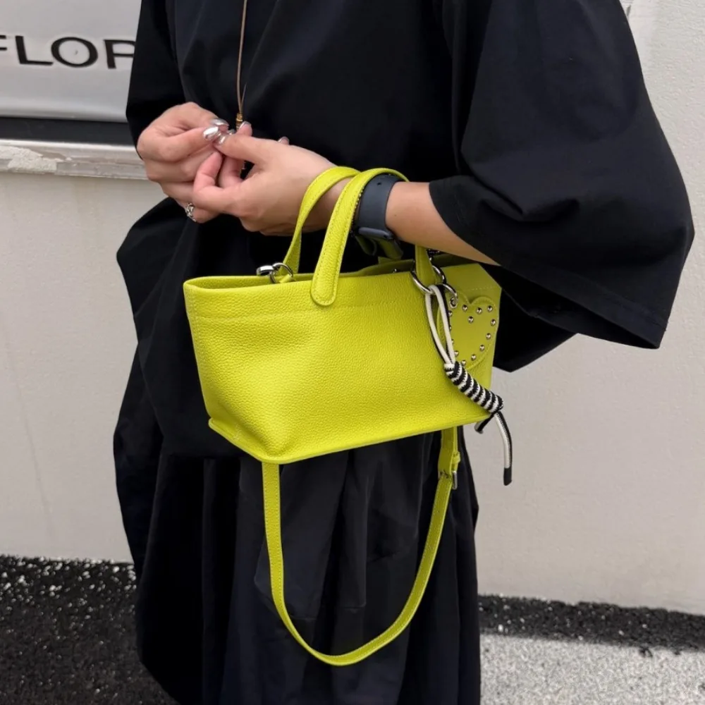 Niche Contrasting Color Vegetable Basket Bag First Layer Cowhide Large-capacity Commuter Shoulder Oblique Span Fashion Women
Niche Contrasting Color Vegetable Basket Bag First Layer Cowhide Large-capacity Commuter Shoulder Oblique Span Fashion Women