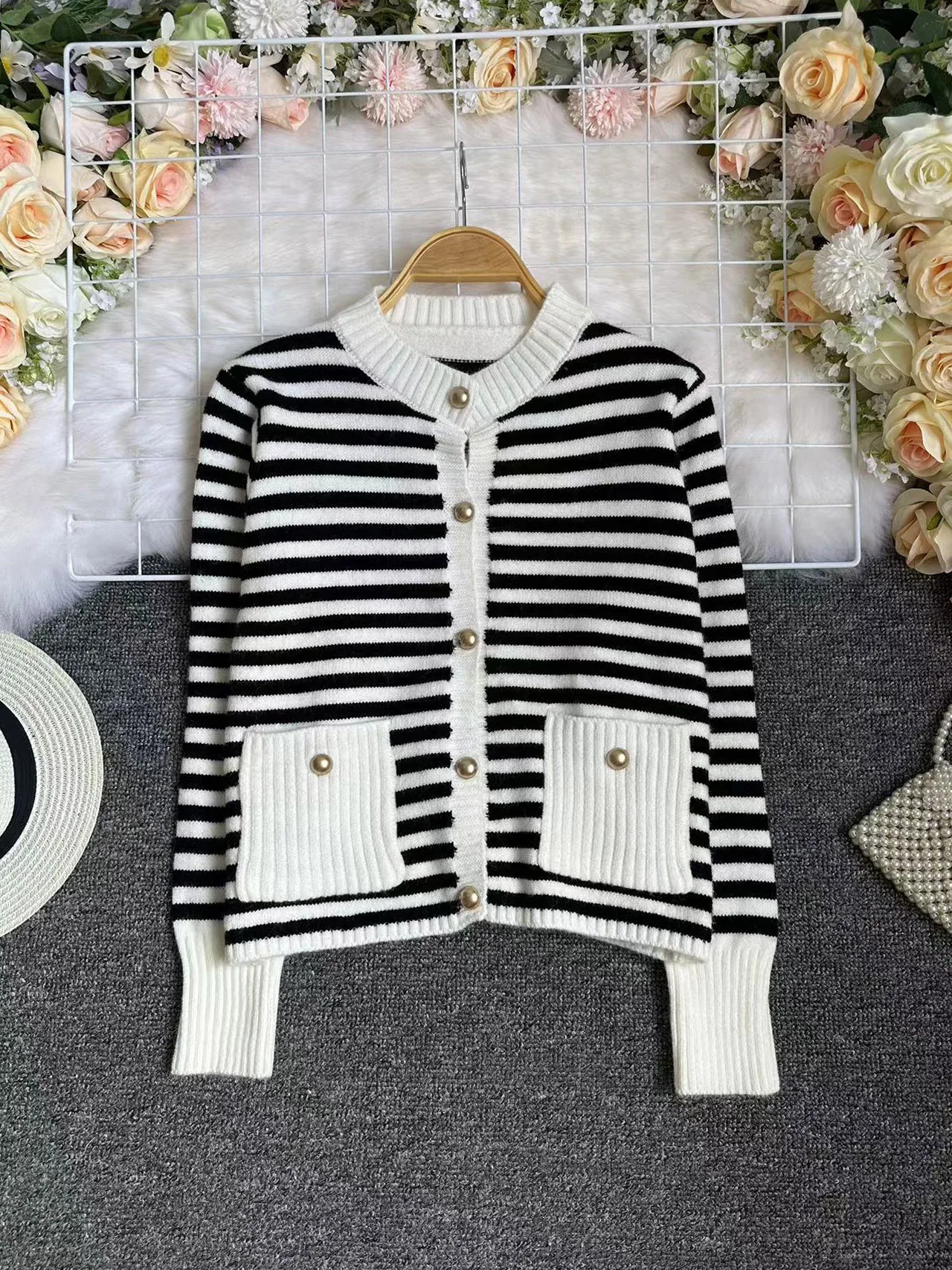 Women's Striped Knit Cardigan Single Button Design Sensation Autumn Winter New Style Warmth Heating round Neck Long Sleeve ...
Women's Striped Knit Cardigan Single Button Design Sensation Autumn Winter New Style Warmth Heating round Neck Long Sleeve ...