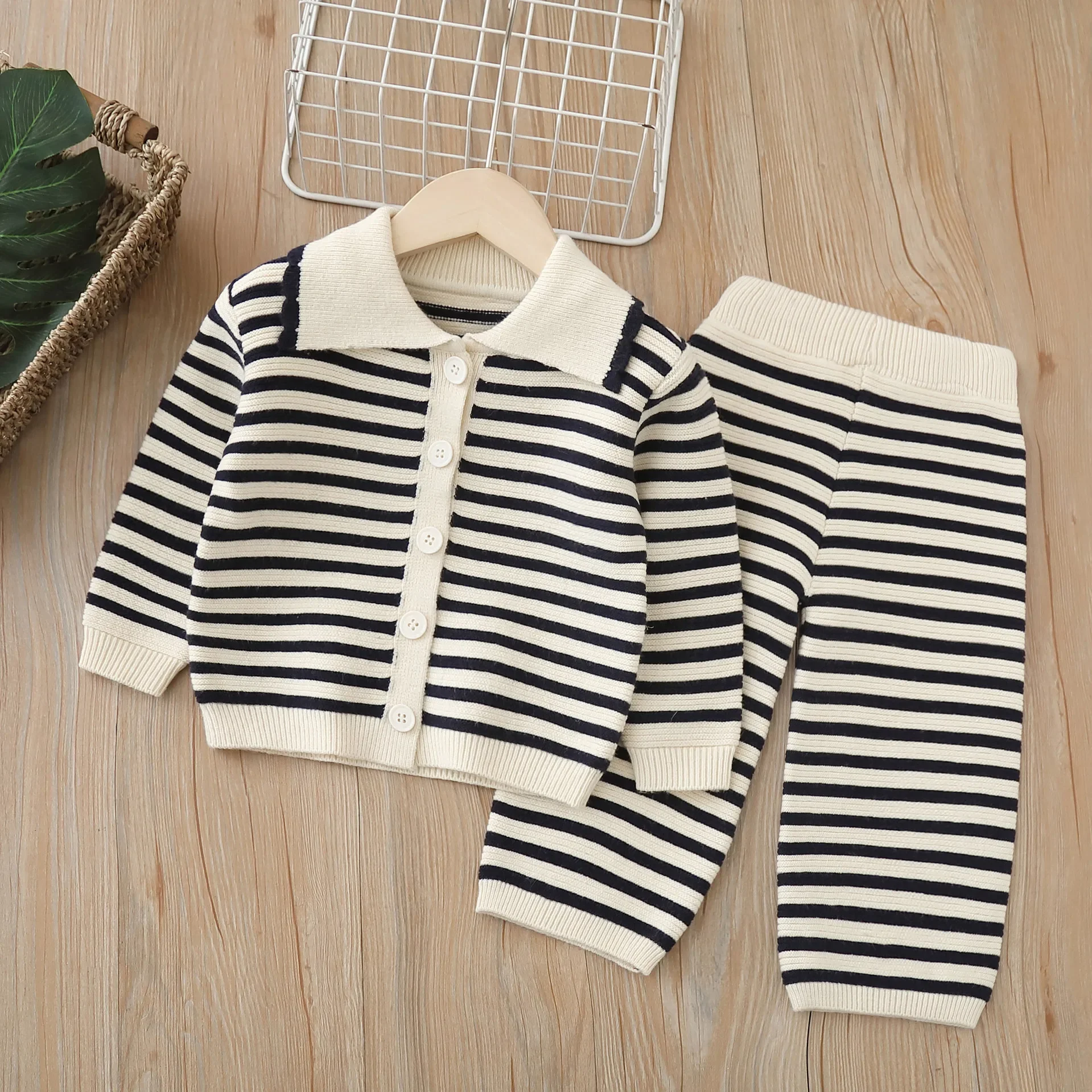 Bear Leader Children's Striped Suit Autumn/winter Korean Version Girls' Clothes Long Sleeved Lapel Cardigan+Pants Two-piece Set
Bear Leader Children's Striped Suit Autumn/winter Korean Version Girls' Clothes Long Sleeved Lapel Cardigan+Pants Two-piece Set