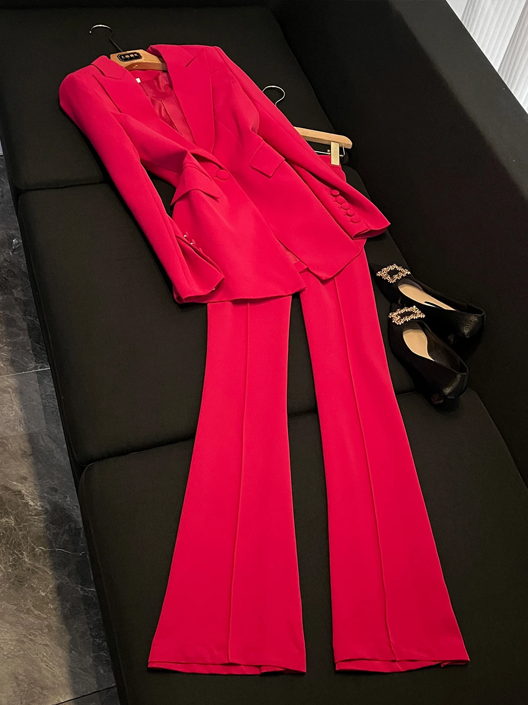 Профессиональный костюм для похудения и брючный комплект Ele с тканевой пуговицей на одной пуговице, бот-колокольчик средней длины из двух предметов
Профессиональный костюм для похудения и брючный комплект Ele с тканевой пуговицей на одной пуговице, бот-колокольчик средней длины из двух предметов