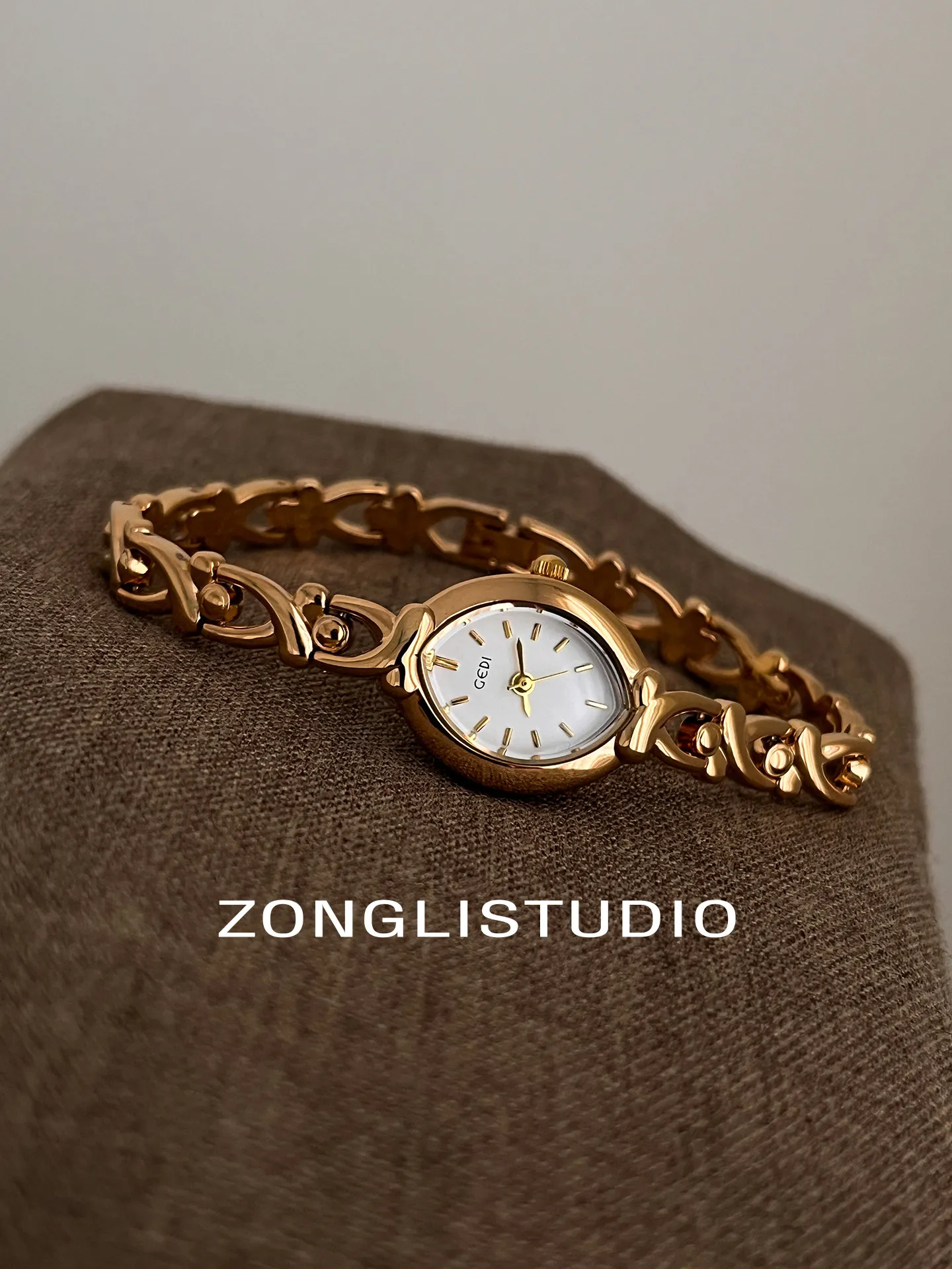 Luxurious And Sophisticated Women'S Watch With A Stylish And Minimalist Design; A Refined Timepiece And Accessory For Women.
Luxurious And Sophisticated Women'S Watch With A Stylish And Minimalist Design; A Refined Timepiece And Accessory For Women.