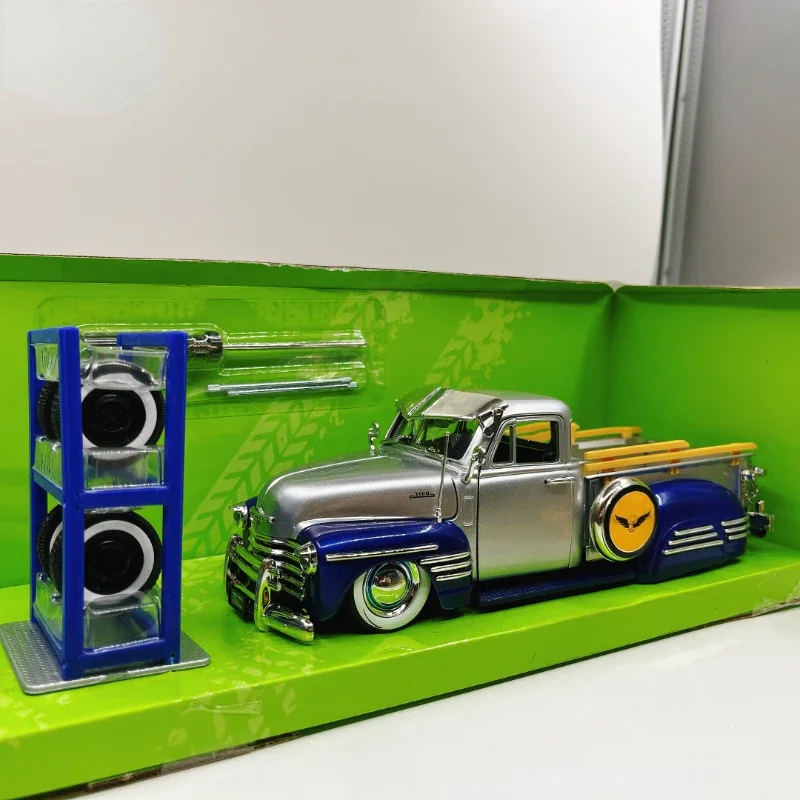 1:24 1951 пикап Chevrolet High имитация литая машина модель автомобиля из металлического сплава игрушки для детей Коллекция подарков
1:24 1951 пикап Chevrolet High имитация литая машина модель автомобиля из металлического сплава игрушки для детей Коллекция подарков