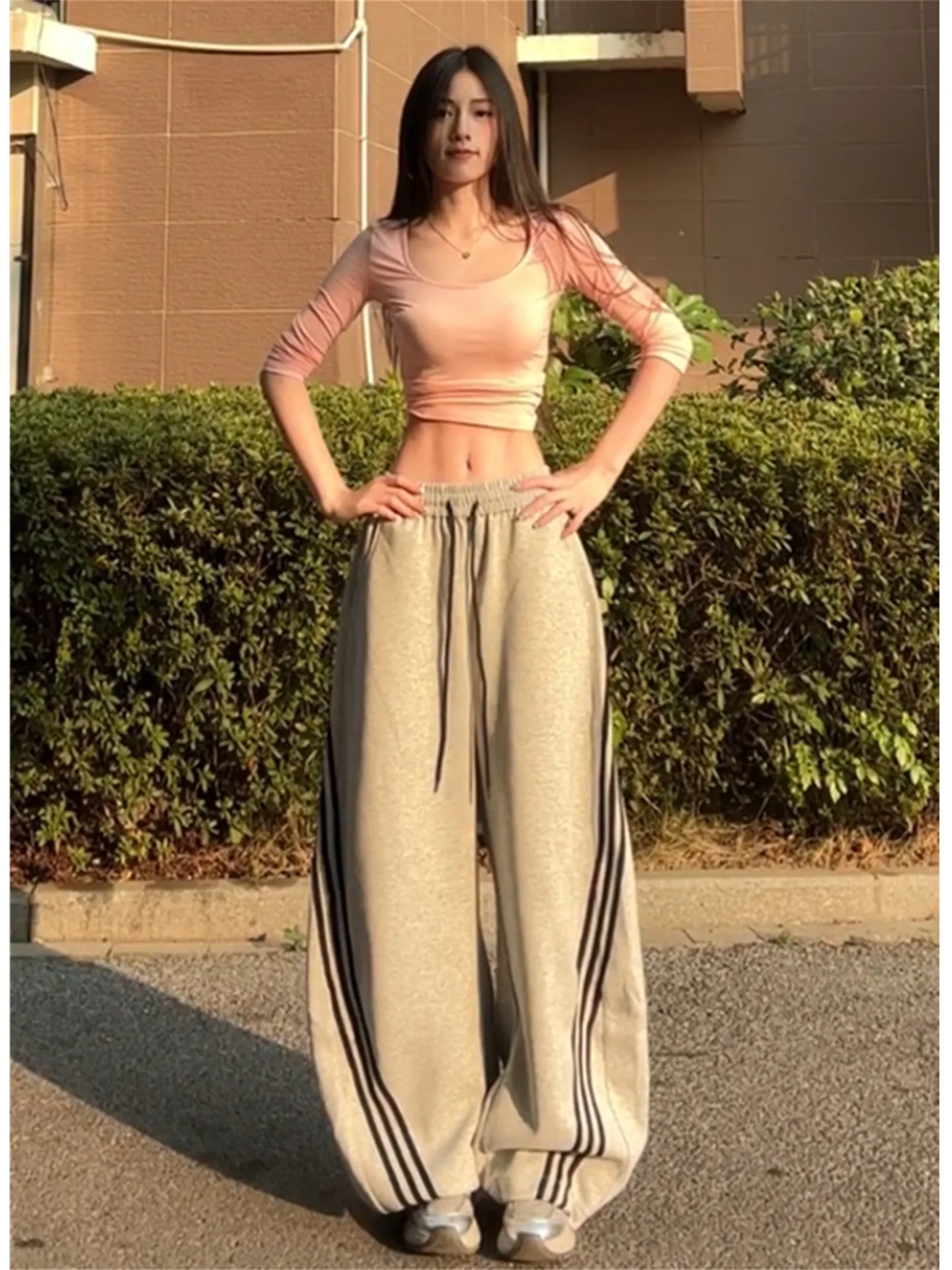 Женские широкие брюки с высокой талией в американском уличном стиле, серые, на шнурке, повседневные, стройнящие, длинные, в полоску, свободного кроя
Женские широкие брюки с высокой талией в американском уличном стиле, серые, на шнурке, повседневные, стройнящие, длинные, в полоску, свободного кроя