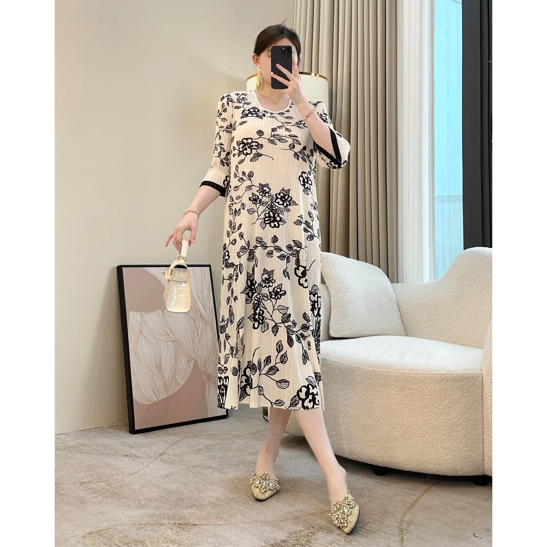 Miyake Style Pleated Dress for Women 2025 New Pink Fashion Printed Round Neck Three-quarter Sleeve Loose Pleated Long Skirt
Miyake Style Pleated Dress for Women 2025 New Pink Fashion Printed Round Neck Three-quarter Sleeve Loose Pleated Long Skirt
