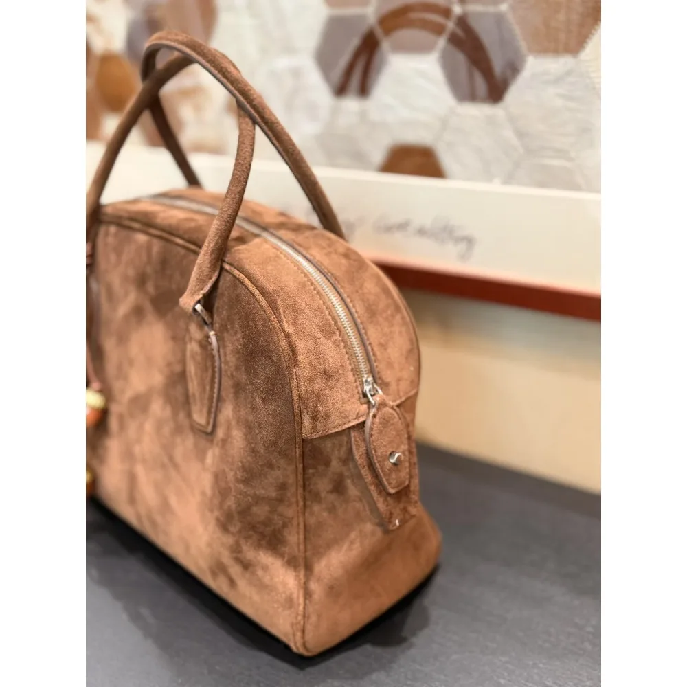 Niche Design High-qualityFirst-layer Tire Cashmere Boston Bowling Bag Simple and Versatile Portable Large-capacity Pillow Bag
Niche Design High-qualityFirst-layer Tire Cashmere Boston Bowling Bag Simple and Versatile Portable Large-capacity Pillow Bag