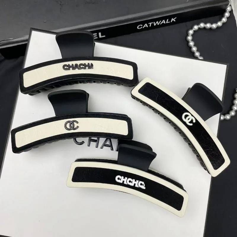 Black and white color matching leather square grab clip classic temperament shark clip letter hair accessories
Black and white color matching leather square grab clip classic temperament shark clip letter hair accessories