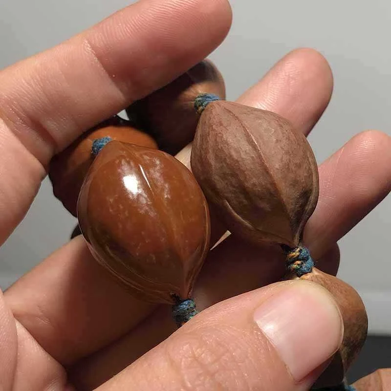 Olive pit carving hand-held ornament, plum blossom iron, beak, shark back, skin, frosted seed beads
Olive pit carving hand-held ornament, plum blossom iron, beak, shark back, skin, frosted seed beads