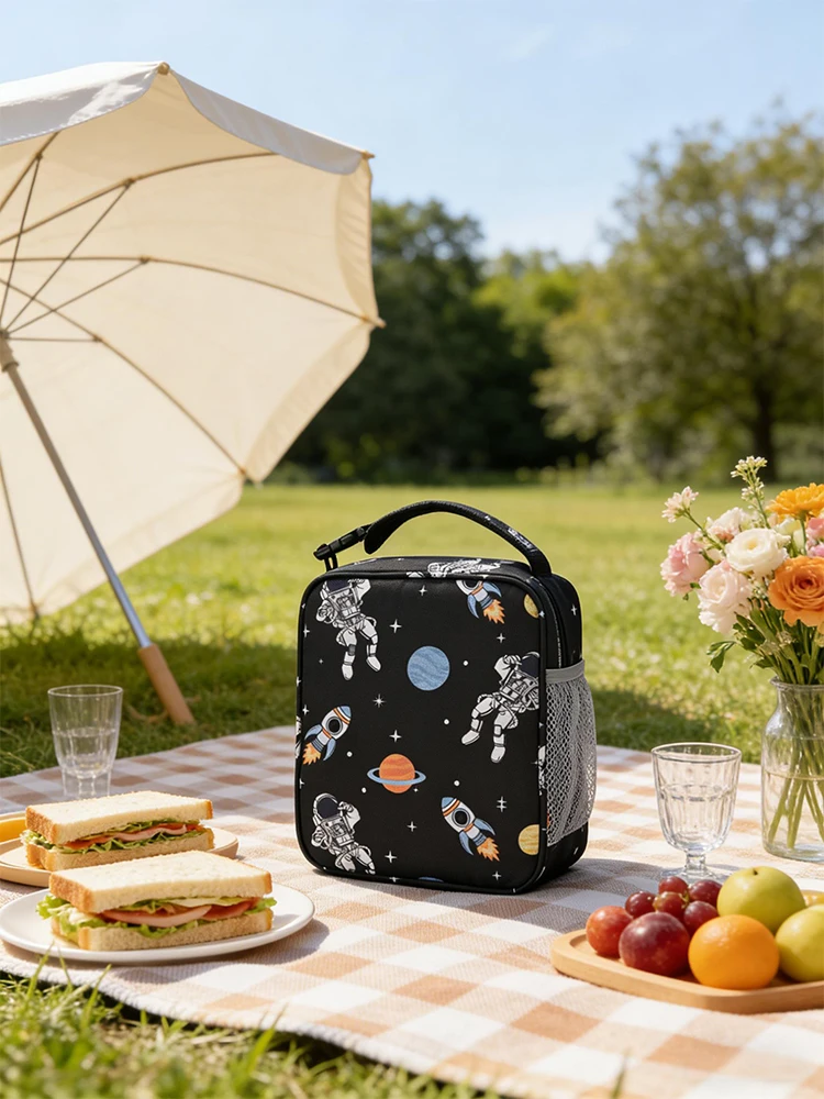 Astronaut Pattern Lunch Bag with Handle Cartoon Cute Design Front Pocket Unisex Back-to-School Portable Food Storage Bag
Astronaut Pattern Lunch Bag with Handle Cartoon Cute Design Front Pocket Unisex Back-to-School Portable Food Storage Bag