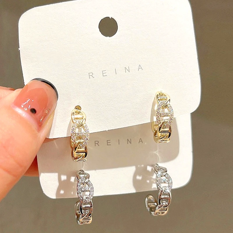 European-style Hollowed-out Twisted Letter Light Luxury Small Earrings Are Fashionable, Cute, Small and Exquisite Ear Rings
European-style Hollowed-out Twisted Letter Light Luxury Small Earrings Are Fashionable, Cute, Small and Exquisite Ear Rings