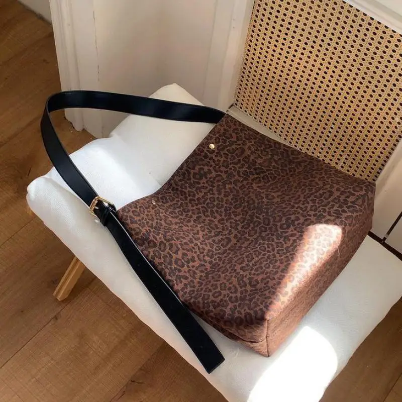 European And American Fashion Leopard Print Bucket Shaped Shoulder Bag, Simple And Casual, Versatile And Portable Crossbody Bag
European And American Fashion Leopard Print Bucket Shaped Shoulder Bag, Simple And Casual, Versatile And Portable Crossbody Bag