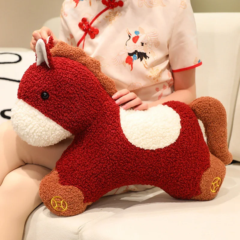 Декоративная подушка-игрушка в форме лошади к Китайскому Новому году, 55 см, талисман Года Лошади, украшение для гостиной, подарок
Декоративная подушка-игрушка в форме лошади к Китайскому Новому году, 55 см, талисман Года Лошади, украшение для гостиной, подарок