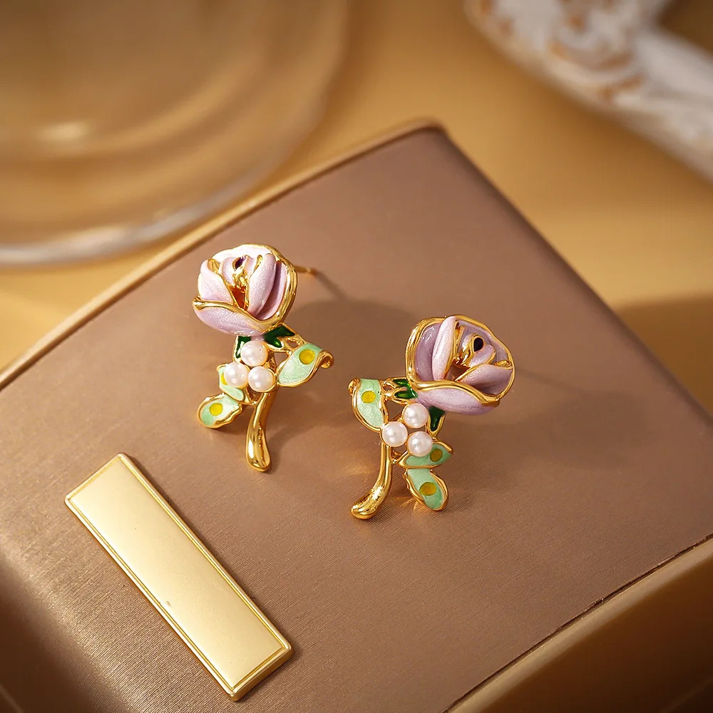 Fashionable and exquisite palace-style rose earrings, high-end luxury, retro and elegant earrings, elegant commuter earrings
Fashionable and exquisite palace-style rose earrings, high-end luxury, retro and elegant earrings, elegant commuter earrings