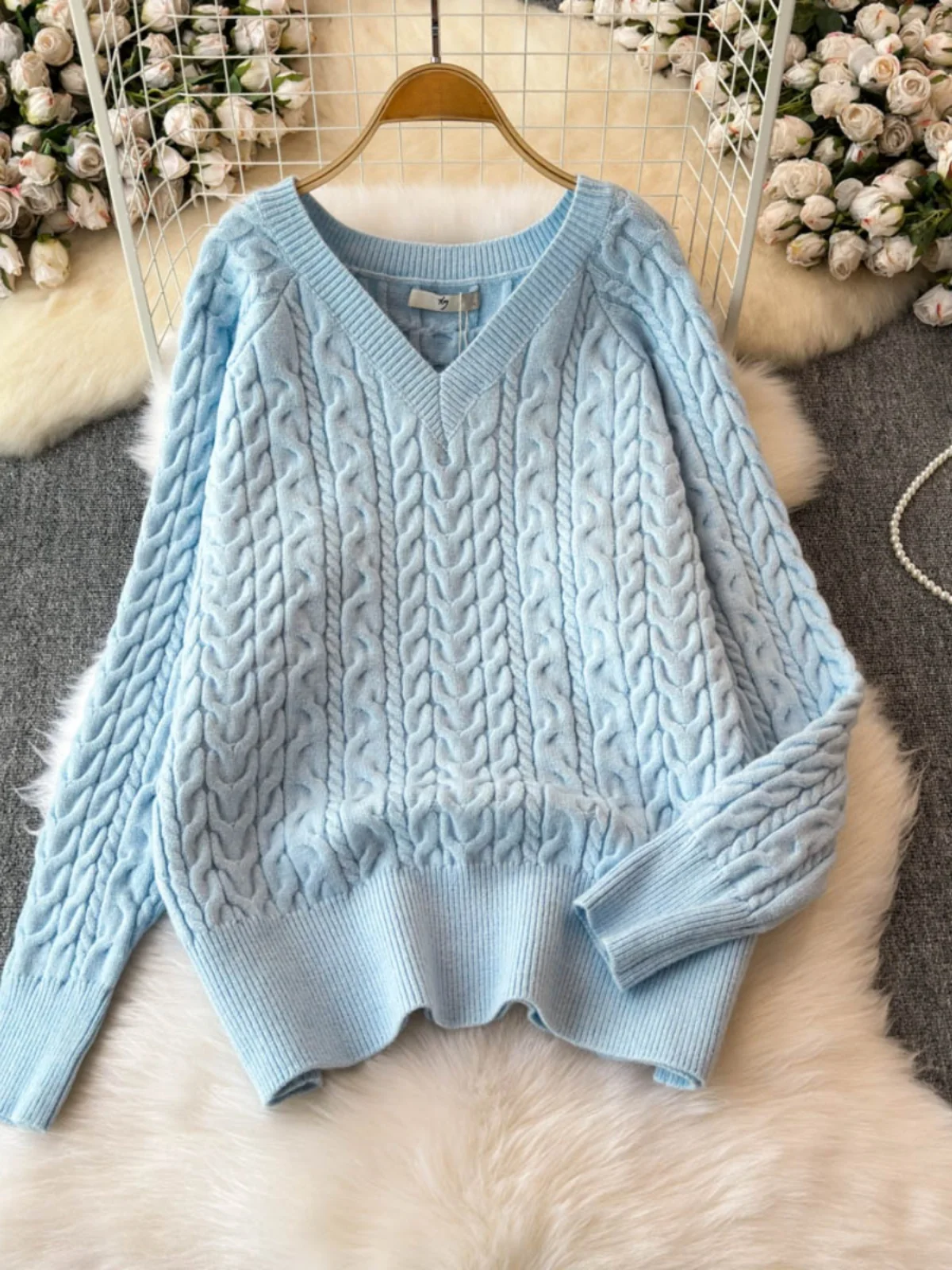 Loose Women's Knitted Sweater V-Ne Autumn Winter Faion Anti-Aging Outerwear Thiened Long Sve Crew Ne Pullover
Loose Women's Knitted Sweater V-Ne Autumn Winter Faion Anti-Aging Outerwear Thiened Long Sve Crew Ne Pullover