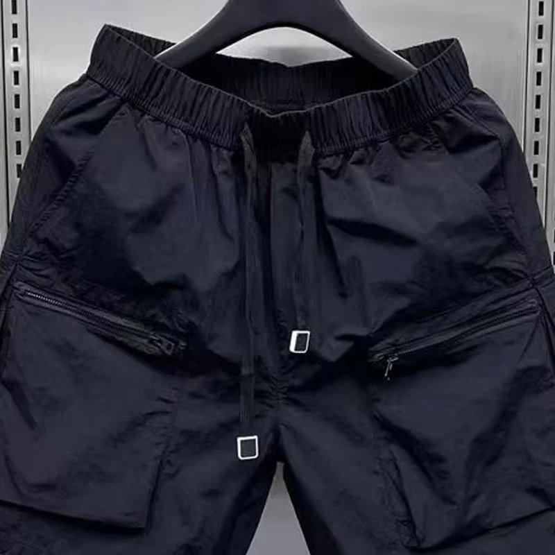 Летние тонкие дышащие рабочие шорты с карманами на молнии, мужские свободные повседневные брюки-капри, быстросохнущие брюки средней длины.
Летние тонкие дышащие рабочие шорты с карманами на молнии, мужские свободные повседневные брюки-капри, быстросохнущие брюки средней длины.