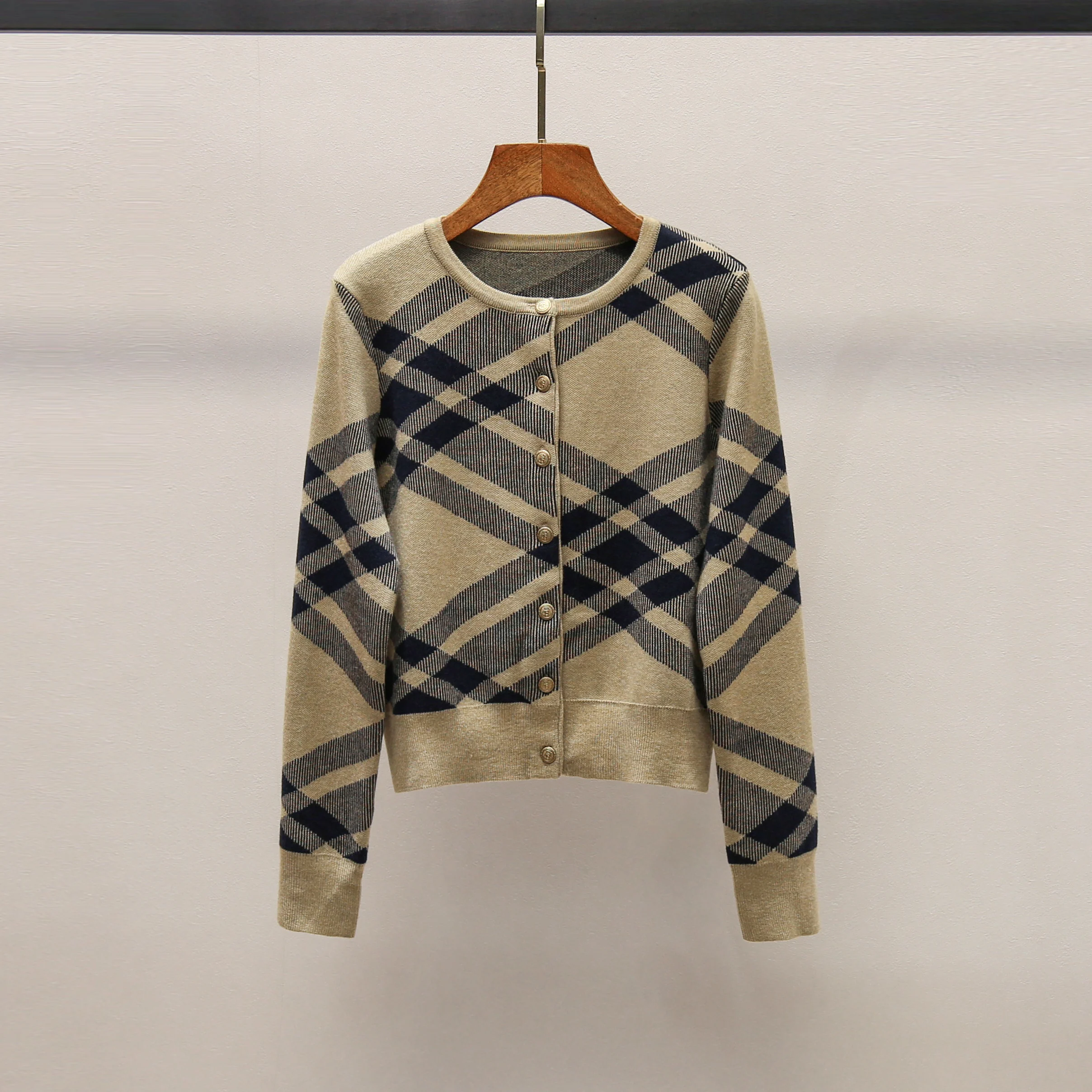 Высококачественный женский вязаный длинный кардиган све в полоску в стиле ретро, цветная блузка на пуговицах, повседневная удобная осенняя одежда
Высококачественный женский вязаный длинный кардиган све в полоску в стиле ретро, цветная блузка на пуговицах, повседневная удобная осенняя одежда