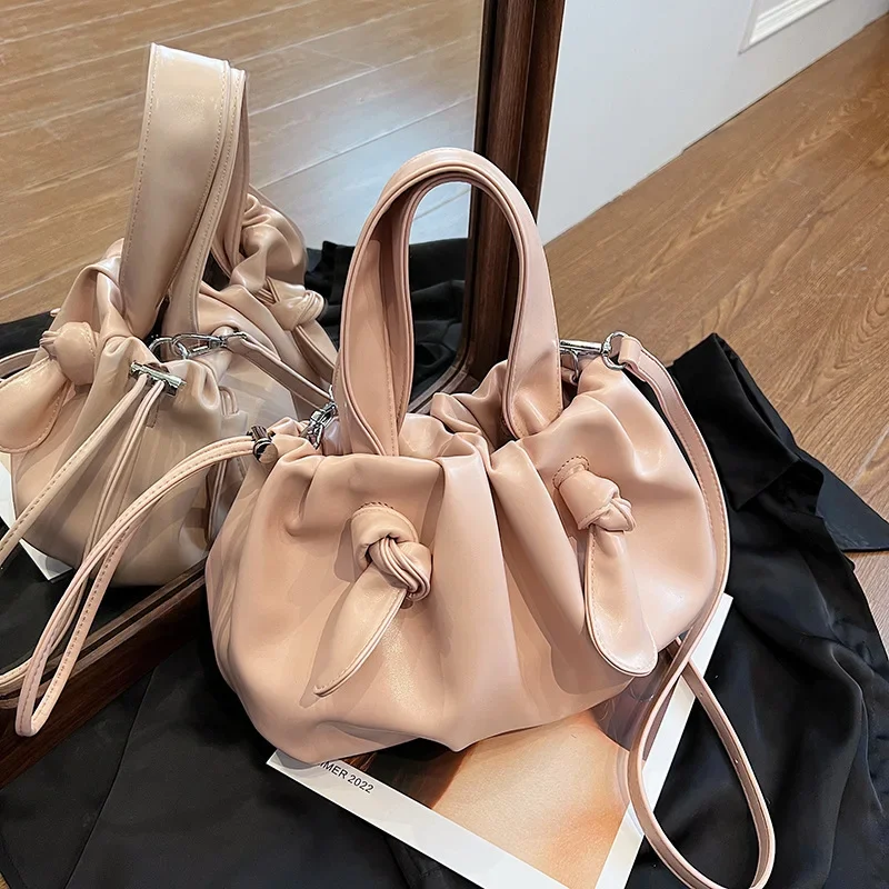 Весна-лето 2025 года, сумка-ведро на шнурке, минималистичный кошелек на плечо для женщин, элегантная повседневная сумка-тоут, модная нишевая сумка 
Весна-лето 2025 года, сумка-ведро на шнурке, минималистичный кошелек на плечо для женщин, элегантная повседневная сумка-тоут, модная нишевая сумка