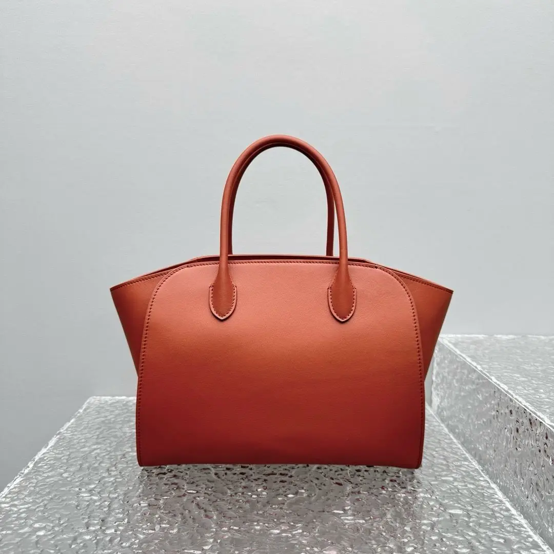 2025 New Autumn Winter Premium Cowhide Large Tote Bag Plain or Lychee Grain Versatile Commuter Bag Instant Fashion Must Have
2025 New Autumn Winter Premium Cowhide Large Tote Bag Plain or Lychee Grain Versatile Commuter Bag Instant Fashion Must Have