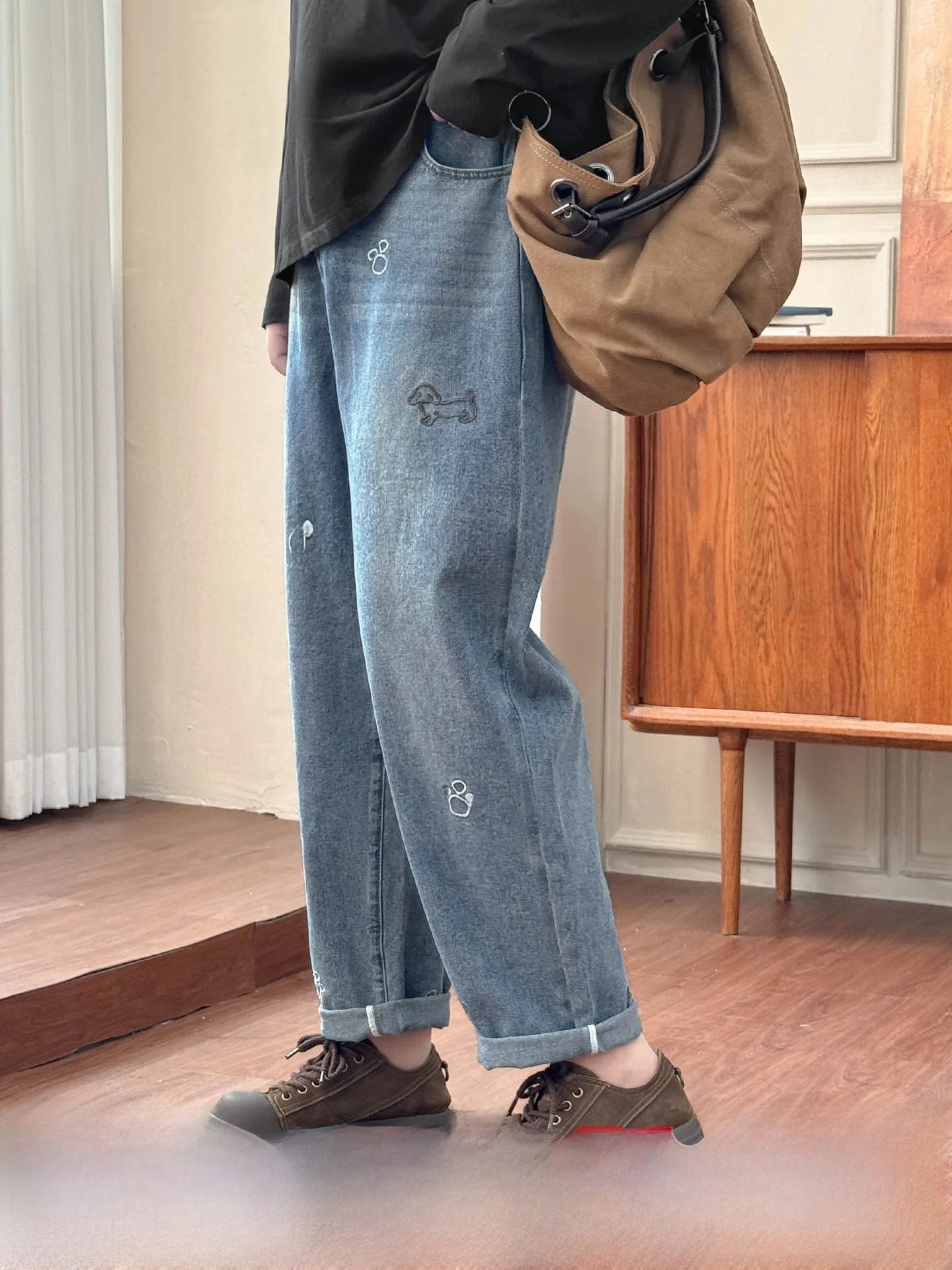 Женские джинсы больших размеров, широкие брюки с вышивкой, длина футболки с вышивкой животных, ранняя осень, свободные прямые брюки...
Женские джинсы больших размеров, широкие брюки с вышивкой, длина футболки с вышивкой животных, ранняя осень, свободные прямые брюки...