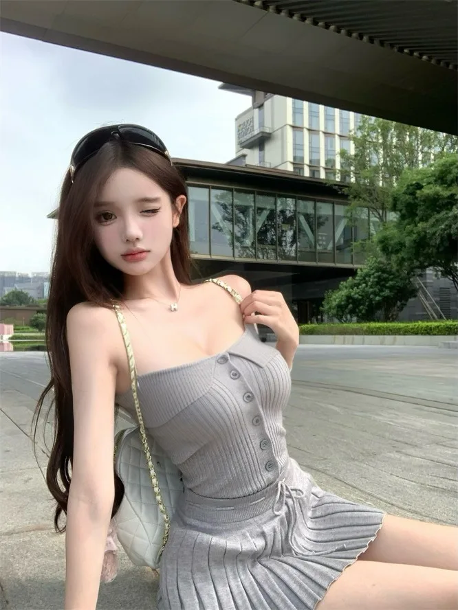 Gray Knitted Tube Top Vest Women's Summer Casual Set Pleated Skirt Two Piece Set Pure Desire Style Fashionable Ensemble
Gray Knitted Tube Top Vest Women's Summer Casual Set Pleated Skirt Two Piece Set Pure Desire Style Fashionable Ensemble