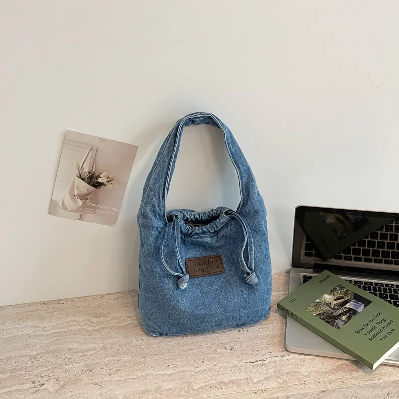 High Quality Letter Embossed Shoulder Bag Washed Denim Handbag Simple Vegetable Basket Bag Fashion Commuting Tote Bag
High Quality Letter Embossed Shoulder Bag Washed Denim Handbag Simple Vegetable Basket Bag Fashion Commuting Tote Bag