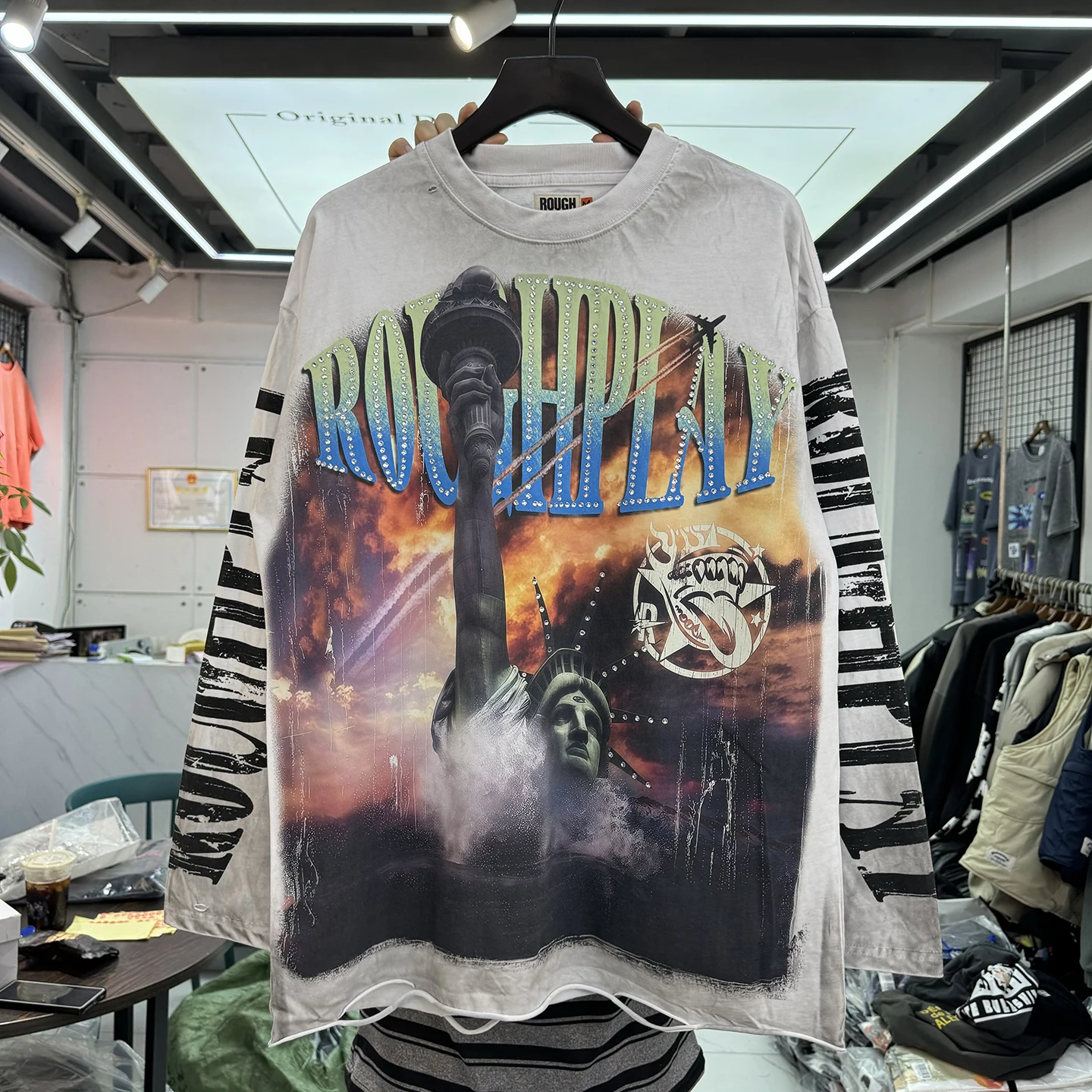 RoughPlay Vintage Style Long Sleeve T-Shirt White Ink Direct Print Rhinestone Hole Men Women Loose Casual Cotton Tee
RoughPlay Vintage Style Long Sleeve T-Shirt White Ink Direct Print Rhinestone Hole Men Women Loose Casual Cotton Tee