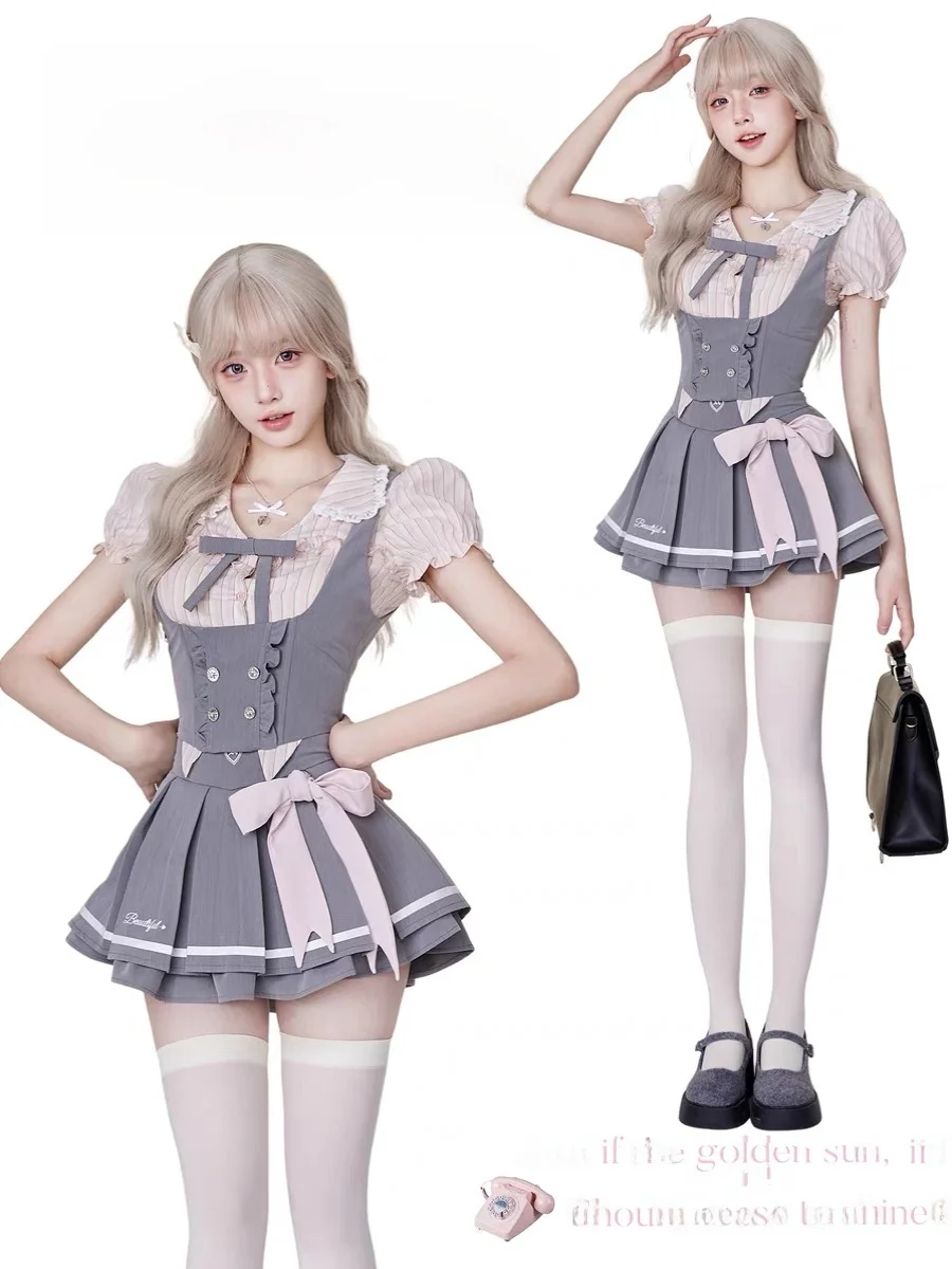 Летний комплект для колледжа: розовая полосатая футболка, жилет, плиссированная юбка – модный ансамбль для выпускного сезона в стиле JK
Летний комплект для колледжа: розовая полосатая футболка, жилет, плиссированная юбка – модный ансамбль для выпускного сезона в стиле JK